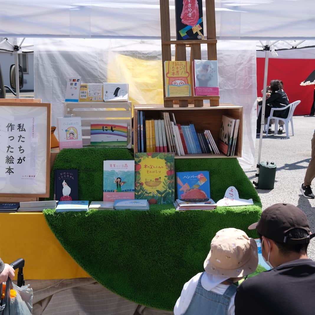 手紙社さんのインスタグラム写真 - (手紙社Instagram)「【「GOOD BEER GOOD FOOD MARKET」16時まで開催中！】 本日4月9日（日）16時まで、調布駅前広場ではクラフトビールとフードにちいさな蚤の市が合わさったマルシェを開催中。どんどんビールの美味しい時間帯に！　おやつもまだ間に合いますよ！  ＊「天然酵母の蒸しパン屋　しのぱん」「onkä」の全商品、「成城城田工房」のソーセージとスモークチキン、「RIOT BEER」のフードは完売いたしました。  ◎クラフトビール出店一覧  アンドビール（高円寺／勝沼）@andbeer_brewery カンパイ！ブルーイング（神楽坂・早稲田）@kanpaibeer 秩父麦酒醸造所（秩父） FARCRY BREWING（桐生）@farcry_brewing RIOT BEER（祖師ヶ谷大蔵）@riotbeerbrewing TEGAMISHA BREWERY（調布）  ◎フード出店一覧  onkä（経堂）@onka_pan 成城城田工房（喜多見）@seijo_shirotakoubou 天然酵母の蒸しパン屋　しのぱん（府中）@shinopan_tokyo manten chicken grill nikko（日光）@mantenchickengrill 横森珈琲（三鷹）@yokomori_coffee and more.  ◎雑貨出店一覧  houti（千葉）@houti8 OLD NEW THING（仙川）@oldnewthing.jp kata kata（調布）@katakata.jp Glücklich（府中）@zakka_glucklich CHATOY @_chatoy_ デイリーズ（三鷹）@dailies_mitaka ニジノ絵本屋（都立大学）@nijinoehonya folklora（調布）@folklora_shop 手紙舎 雑貨店（調布）  ◎パフォーマンス  TheWorthless  ▶︎詳細は、「@tegamisha」プロフィールのURLからジャンプ！  【「GOOD BEER GOOD FOOD MARKET」開催概要】 ［開催日］2023年4月8日（土）、9日（日） ［開催時間］10:00〜16:00 ［会場］調布駅前広場 ［入場料］無料（雨天決行・荒天中止） ［主催］京王電鉄・手紙社 ［企画・運営］手紙社  #手紙社 #手紙舎 #調布 #tegamisha #brewery #クラフトビール #goodfood  #蚤の市 #秩父麦酒醸造所」4月9日 13時39分 - tegamisha