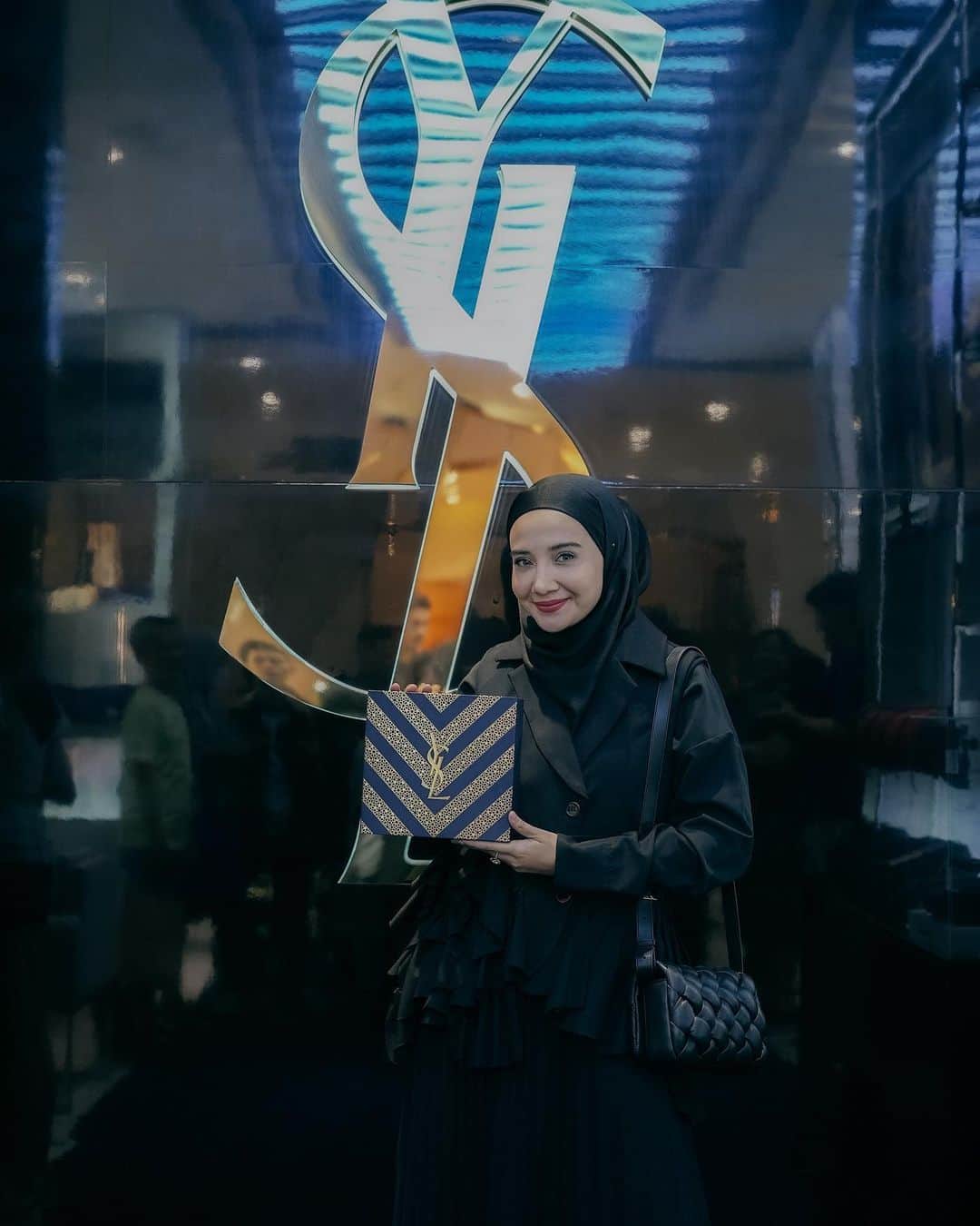 Zaskia Sungkarのインスタグラム：「May This Ramadan Brighten Your Life Forever! Gak kerasa udah waktu nya persiapan kirim2 hampers lebaran nih , happy bgt pas tau @yslbeauty punya set collection Ramadan yang cantik banget kyk gini ! Ini ide terbaik untuk memililih ramadan set YSL untuk kasih ke teman2 dan keluarga tersayang.  Pasti yang dikirimin bakal happy dan bermanfaat banget 🖤  #YSLBeautyID #YSLCushion #celebratewithyslbeauty」