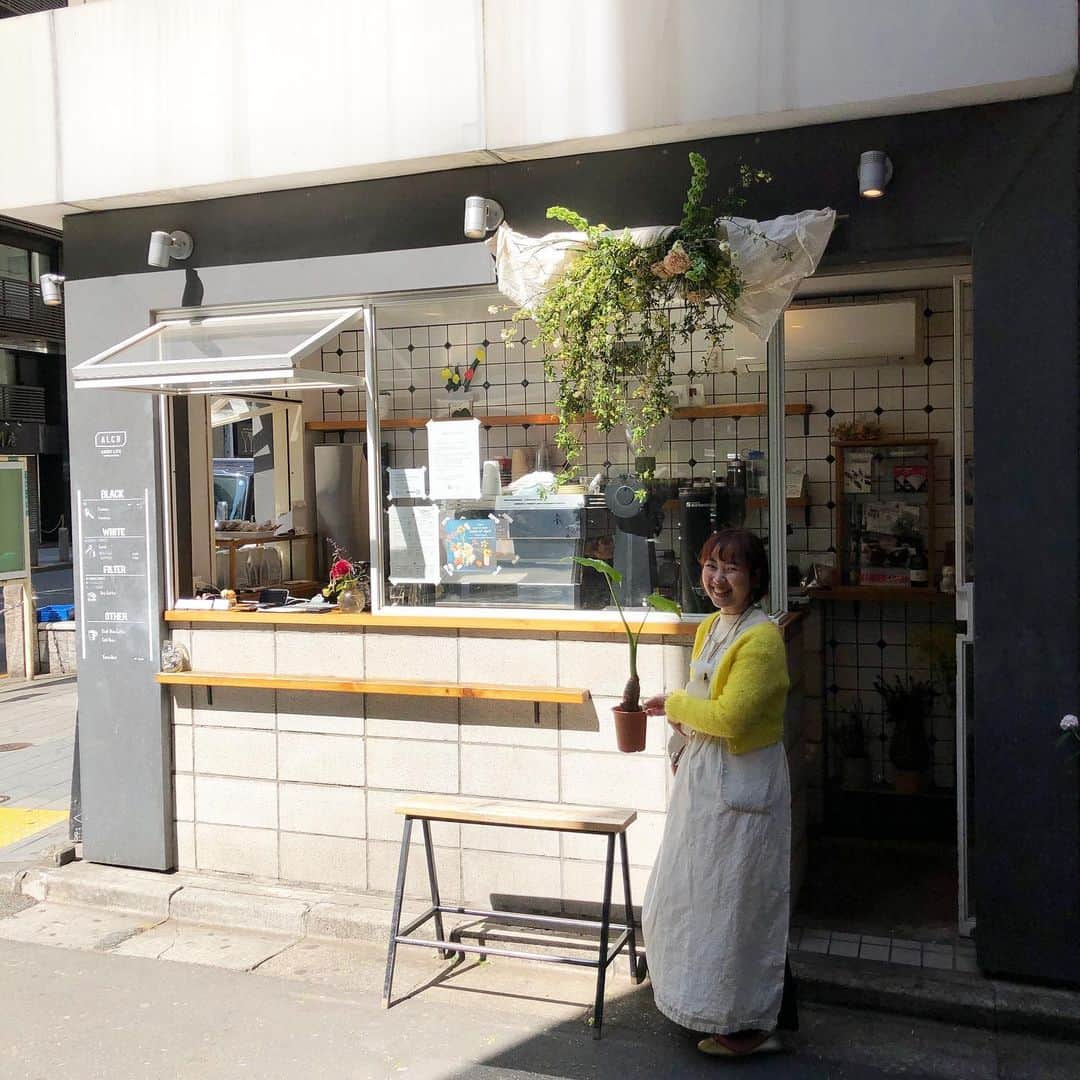 のインスタグラム：「【ABOUT LIFE COFFEE BREWERS 道玄坂】 Flower POP UP of day 2 at ALCB Dogenzaka!!!💐✨ Flowerist @riho_trorf prepare cute flowers and greens for you.👌  気持ちの良い快晴の日曜日ですね！☀️✨ 昨日から始まったお花と植物のポップアップでは、ゆっくりとお選び頂けます！💐 昨日はフローリスト @riho_trorf さんにブーケの相談なども多くありましたー！🙏 コーヒー片手にお楽しみ下さいー！☕️  🚴dogenzaka shop 9:00-18:00(weekday) 11:00-18:00(weekend and Holiday) 🌿shibuya 1chome shop 8:00-18:00  #aboutlifecoffeebrewers #aboutlifecoffeerewersshibuya #aboutlifecoffee #onibuscoffee #onibuscoffeenakameguro #onibuscoffeejiyugaoka #onibuscoffeenasu #akitocoffee  #stylecoffee #warmthcoffee #aomacoffee #specialtycoffee #tokyocoffee #tokyocafe #shibuya #tokyo」