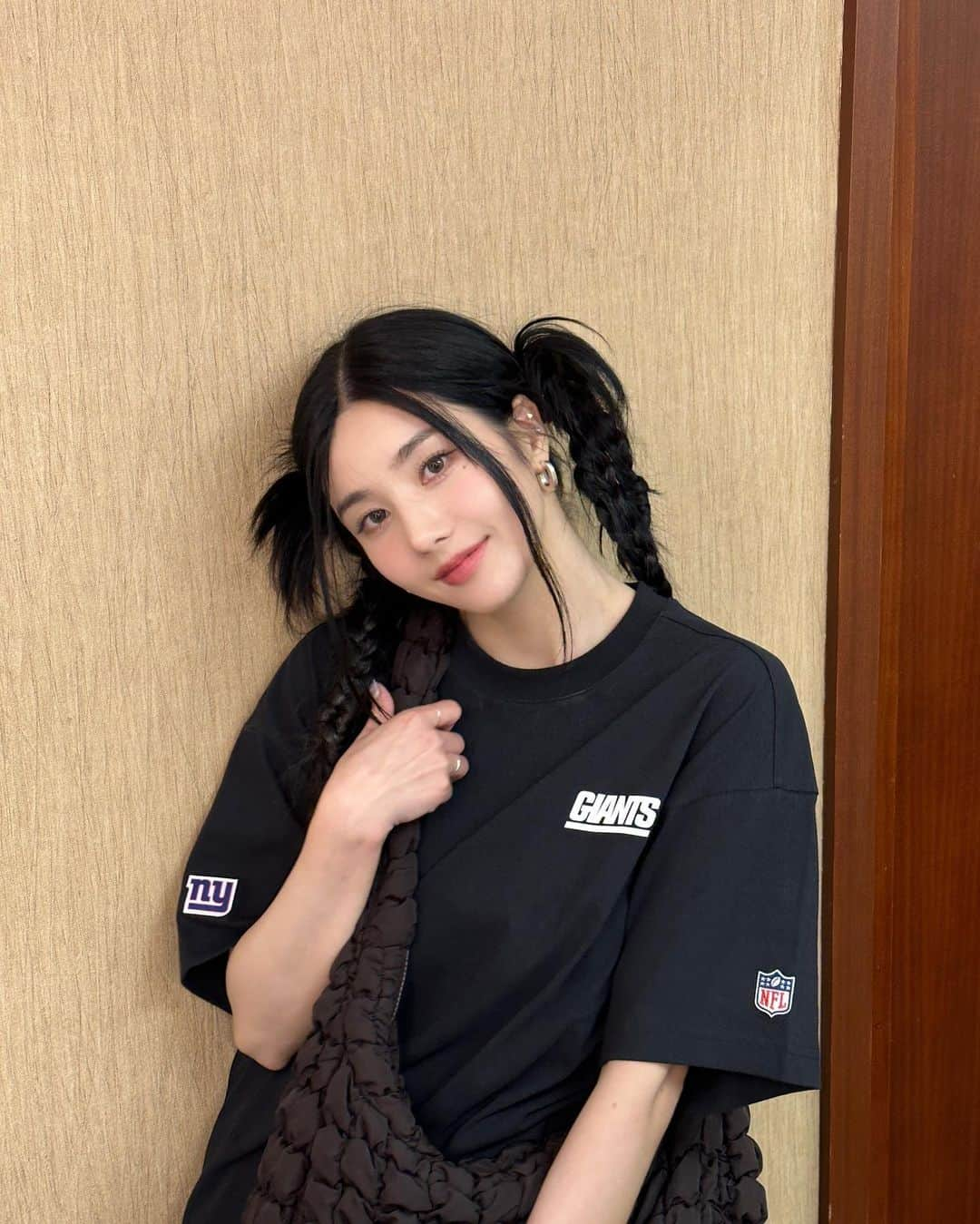 クォン・ウンビさんのインスタグラム写真 - (クォン・ウンビInstagram)「다가오는 봄에는 #NFL🖤🤍  #광고 #엔에프엘 #NFL #주크뉴욕티셔츠」4月9日 13時49分 - silver_rain.__