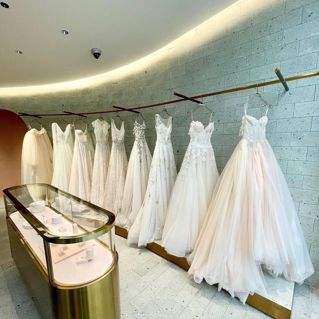 Magnolia Whiteのインスタグラム：「・ MAGNOLIA WHITE omotesandoは、2023年4月1日より新たに移転し、リニューアルオープンいたしました。  洗練された空間で、MAGNOLIA WHITEの至極のドレスやジュエリーをぜひご堪能くださいませ。皆様のお越しを心よりお待ちしております。  ■NEW ADDRESS 107-0062 東京都港区南青山6丁目12-2  ■TEL 03-6434-1313 ※電話番号は変更しておりません。」