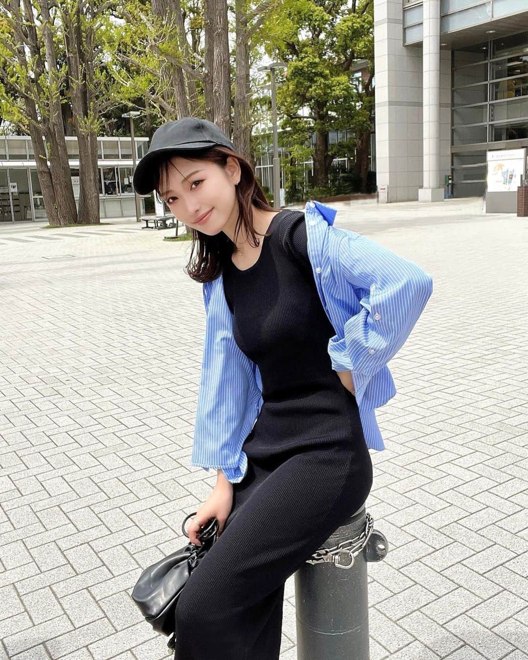 木田絵里香のインスタグラム：「. リブワンピ🖤 . 今年もSとMありまする🙋🏻 ストライプシャツ合わせがすき♡ . #ワンピ#リブワンピース#シャツコーデ#ミニワンピ#ロングワンピ」