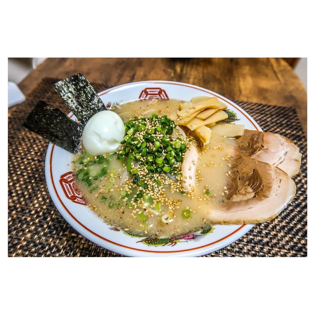 江口雅也のインスタグラム：「マルタイ棒ラーメン　 　　　　× @cctb_2020 オリジナル丼  遊び心はいくつになっても持っていたい。探究心と深い懐も。  #cooking  #cook  #料理男子 #自炊男子 #ラーメン #マルタイラーメン  #マルタイ棒ラーメン #器のある生活   丼のお買い求めはこちらへ ↓↓↓ @cctb_2020」