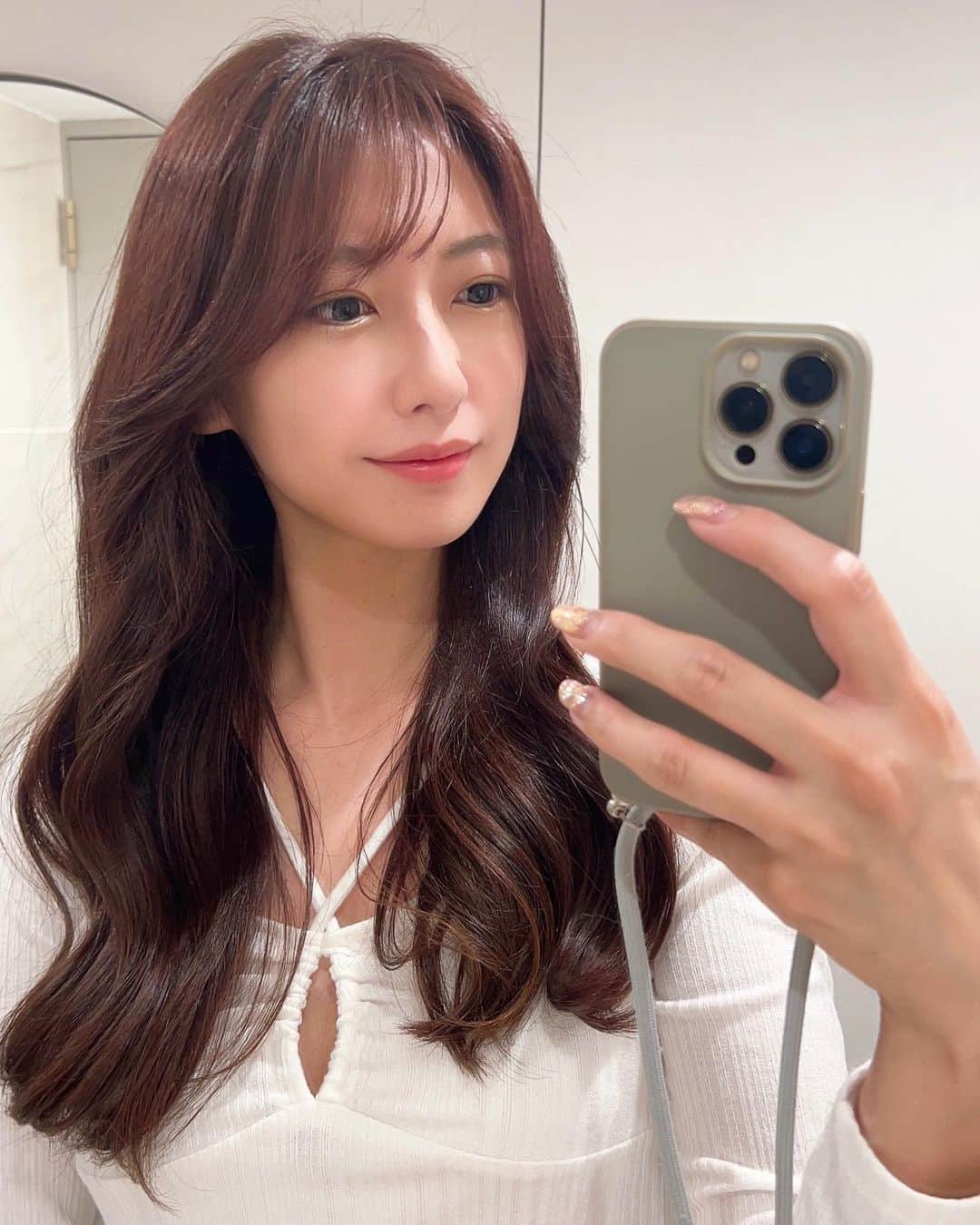 金田彩奈のインスタグラム：「💇‍♀️  New hair🌸  前髪切って ピンク入れてもらったよ🤭  #ピンクヘアー #イルミナカラー #春ヘア」