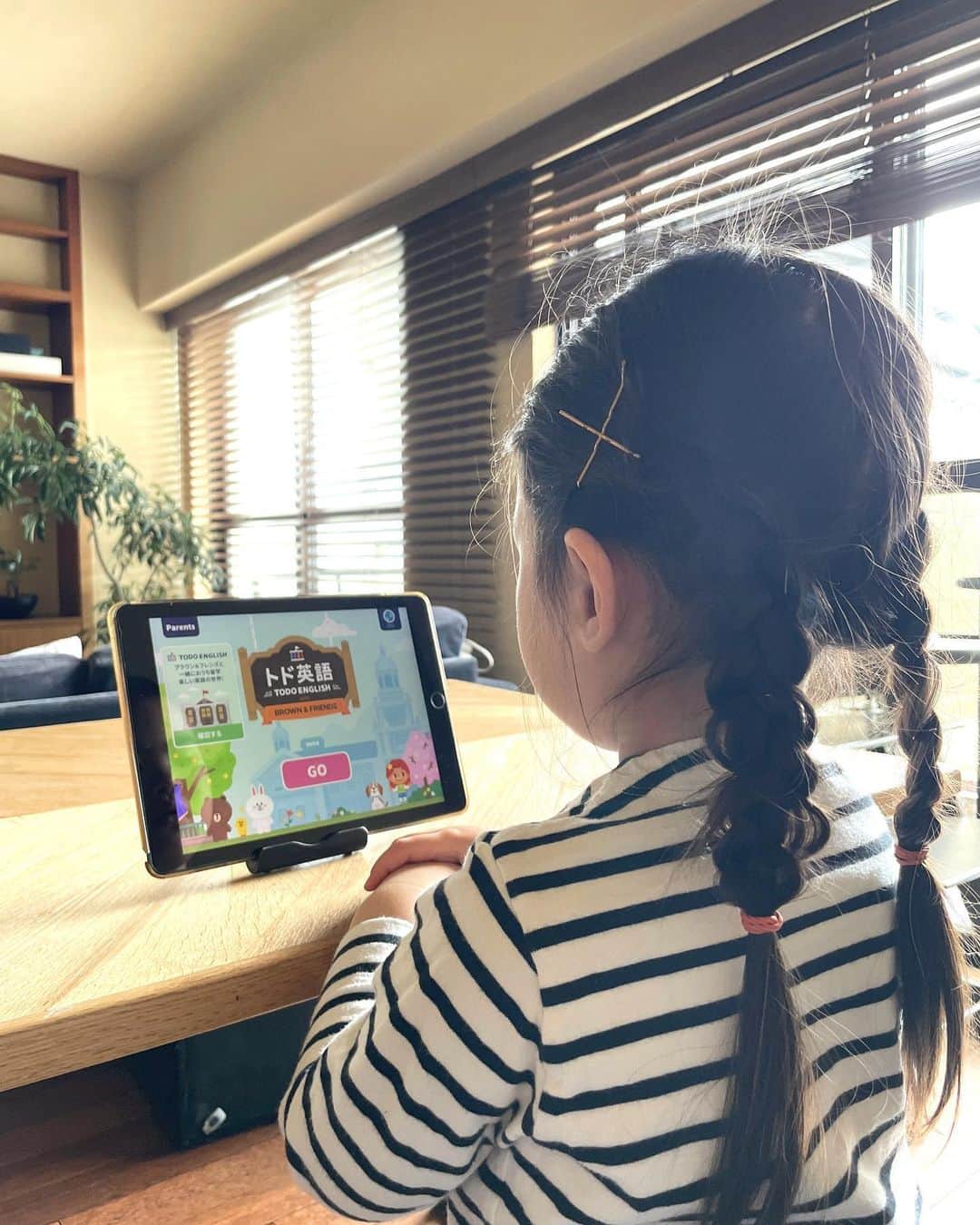 fumi_nakajimaのインスタグラム：「ㅤㅤㅤ 昨年の里帰り出産での帰省中に、 とにかくおうちで楽しめるなにかを探していたとき、 これなんてどうかな？とパパが見つけてきた  @todoeigo 🗺✏️ ㅤㅤㅤ 最初は、やってもやらんでも。くらいで お試ししてみたものの びっくりするほど娘がハマってしまい、 これは会員登録する価値あるかもね なんて話してたときに 偶然舞い込んできたなんとも嬉しい トド英語体験してみませんか？のお話😳🫢💡 ㅤㅤㅤ ということで、身をもってオススメしたい 世界20ヵ国以上で展開してるトド英語🌎 ㅤㅤㅤ トド英語は子どもが楽しく学習できる 一人デジタル学習に特化したアプリ。 とはいえ、ただ暗記するとか、 動画を見せるとか一方的なものじゃなくて ちゃんと声に出させたり、書かせたり、 しっかり参加型💪🏻 ㅤㅤㅤ でも本人にとってはゲーム感覚なのか 私が『英語やる？』という前に 初めて数ヶ月経った今でも 隙あらば娘自ら『英語やりたい！』と言ってくる❣️ ㅤㅤㅤ 毎日やれてるわけでもないし 私も喋れるわけじゃないから完全にアプリ頼みだけど それでも、アルファベットはほぼ読めるようになったし、 簡単な単語や挨拶をいつのまにか覚えてたり、 街で見た日本語をこれは英語でなんていうの？って 英語そのものに興味が出てきたり 始める前とは一目瞭然🙄💚 ㅤㅤㅤ どのくらいやったのか、どこまでやったのか等 学習通知が親のLINEに送られてくるシステムや、 子どもの目線に合わせた直感的で分かりやすい操作方法で 大人の助けがなくても子ども1人で学習できる。 という設計もトド英語の魅力の１つなんだけど、 トド英語を修了すると アメリカ共通教科過程基準で 幼稚園～小学校2年生レベルの英語を マスターできるそうなので、 私も毎回一緒に頑張ってます🤣❤️‍🔥 ㅤㅤㅤ そんな私、この数ヶ月で新しく覚えた単語は rectangleです。（訳：長方形） がんばれ、30歳😉💫  お得なクーポンコードを作っていただいたので、 ご興味ある方はぜひチェックしてみてください🤍 ㅤㅤㅤ ＜キャンペーンの詳細＞ ■割引内容：12ヶ月プランが通常価格の、16,800円から、43％オフにて【9,576円】に。  ■コード入力の方法： @todoeigo アプリ内の【「Parents」＞＞「料金プラン」＞＞「コードを使う」】にてクーポンコード【KP43】を入力することで、 上記の割引が適用されます。 ■クーポンコード入力の期限：4月23日（日）まで  ちなみに、１つのアカウントで 2人分の学習データが登録できるので 割引コードを使用すれば、1人あたり月額約399円！ 兄弟がいるご家庭には特にオススメです🥹✨ 毎日2.30分出来るちょっとした習い事が 400円と思えば本当に安い！！  インターとか留学とか、本気で英語が学べる手段もありますが、まずはその手前の段階で、楽しみながら英語に触れてみてほしい。という親の気持ちにぴったり寄り添ったアプリでした。  完🫶🏻 ㅤㅤㅤ #トド英語#英語#英語育児#3歳#女の子ママ#PR」