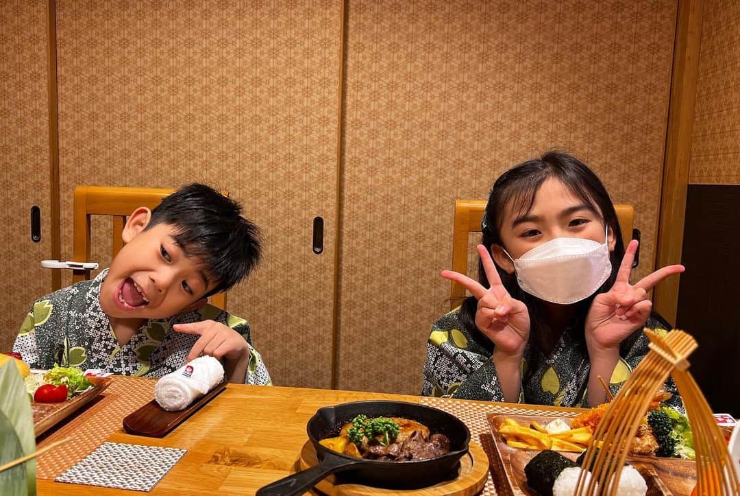 のインスタグラム：「春休みの思い出⑤ 温泉でいやされた〜♨️ #かんあきチャンネル」