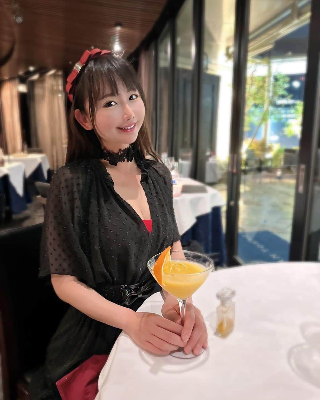 坂地久美さんのインスタグラム写真 - (坂地久美Instagram)「大好きな  💖THE LEGIAN TOKYO💖  で、本当のお姉ちゃんみたいに仲良しのお誕生日会しました🎂💞  ラグジュアリー空間で楽しむお魚とお肉のWメインの豪華なフルコース全7皿に、シャンパン・白ワイン・赤ワイン・また違う赤ワイン🍷や、私は見た目も綺麗でネーミングもお洒落なノンアルコールカクテル🍸を頂いて、素敵な美味しいお料理と、ライブ感のある演出に感動いっぱいの幸せな時間を過ごしました❤️  天空のフレンチレストランで、景色もキラキラしてて本当にステキすぎます🥰  デザートでは、ローズ🌹を散りばめてくれたり、とにかく前菜からメイン、デザートのケーキまで全てのお料理とドリンクが美味し過ぎて演出も素晴らしくて、最後に飲んだオリジナルブレンドのハーブティーもすごく好きです🎀  月一で来たくなる最高のレストランです💜  #レギャン東京　#東京グルメ　#イノベーティブフュージョン　#supported　#渋谷デート　#渋谷記念日　#渋谷女子会　#渋谷フレンチ #グルメ女子」4月9日 19時35分 - sakachikumi