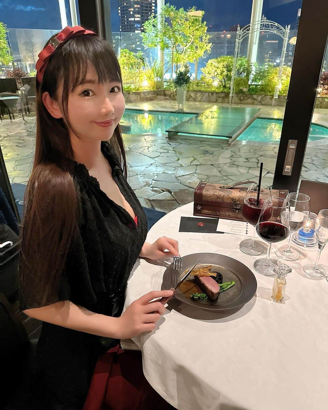 坂地久美さんのインスタグラム写真 - (坂地久美Instagram)「大好きな  💖THE LEGIAN TOKYO💖  で、本当のお姉ちゃんみたいに仲良しのお誕生日会しました🎂💞  ラグジュアリー空間で楽しむお魚とお肉のWメインの豪華なフルコース全7皿に、シャンパン・白ワイン・赤ワイン・また違う赤ワイン🍷や、私は見た目も綺麗でネーミングもお洒落なノンアルコールカクテル🍸を頂いて、素敵な美味しいお料理と、ライブ感のある演出に感動いっぱいの幸せな時間を過ごしました❤️  天空のフレンチレストランで、景色もキラキラしてて本当にステキすぎます🥰  デザートでは、ローズ🌹を散りばめてくれたり、とにかく前菜からメイン、デザートのケーキまで全てのお料理とドリンクが美味し過ぎて演出も素晴らしくて、最後に飲んだオリジナルブレンドのハーブティーもすごく好きです🎀  月一で来たくなる最高のレストランです💜  #レギャン東京　#東京グルメ　#イノベーティブフュージョン　#supported　#渋谷デート　#渋谷記念日　#渋谷女子会　#渋谷フレンチ #グルメ女子」4月9日 19時35分 - sakachikumi