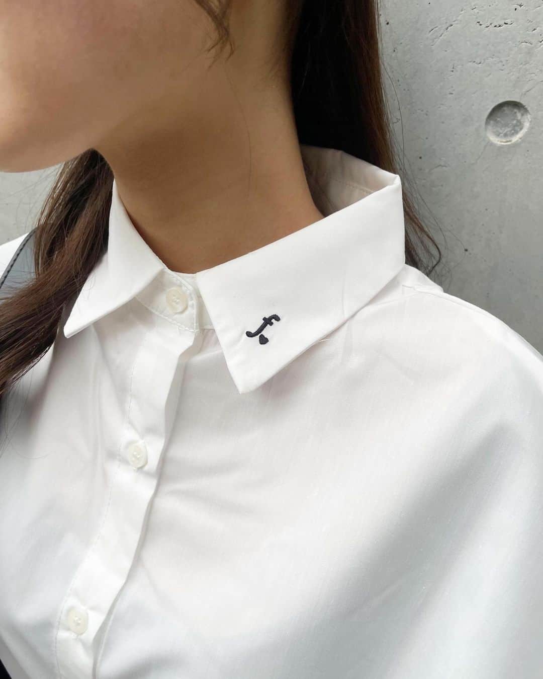 fruncoさんのインスタグラム写真 - (fruncoInstagram)「@frunco.official ◀︎他のアイテムはこちらから✨️ ㅤㅤㅤㅤㅤㅤㅤㅤㅤㅤㅤㅤㅤ トレンド感のあるマントスリーブシャツ👔🤍 ㅤㅤㅤㅤㅤㅤㅤㅤㅤㅤㅤㅤㅤ 袖の部分は閉めても開けて着ることが できるデザインになっております！  ブルー×ホワイト ホワイト×ブラック のfロゴの刺繍がポイントです💡⚡️  🏷ロゴ刺繡マントスリーブシャツ WHITE / BLUE ￥3,850 ㅤㅤㅤㅤㅤㅤㅤㅤㅤㅤㅤㅤㅤ ㅤㅤㅤㅤㅤㅤㅤㅤㅤㅤㅤㅤㅤㅤㅤㅤㅤㅤㅤㅤㅤㅤㅤㅤㅤㅤ- - - - - - - - - - - - - - - - -  ㅤㅤㅤㅤㅤㅤㅤㅤㅤㅤㅤㅤㅤ アイテムの詳細は商品タグ、または @frunco.official トップのURLよりご覧いただけます！✨️ ㅤㅤㅤㅤㅤㅤㅤㅤㅤㅤㅤㅤㅤ official store 税込¥3,000以上お買い上げで送料が¥220に🌱 さらに！税込¥8,000以上お買い上げで送料無料 📦 ̖́- ㅤㅤㅤㅤㅤㅤㅤㅤㅤㅤㅤㅤㅤ - - - - - - - - - - - - - - - - -」4月9日 19時36分 - frunco.official