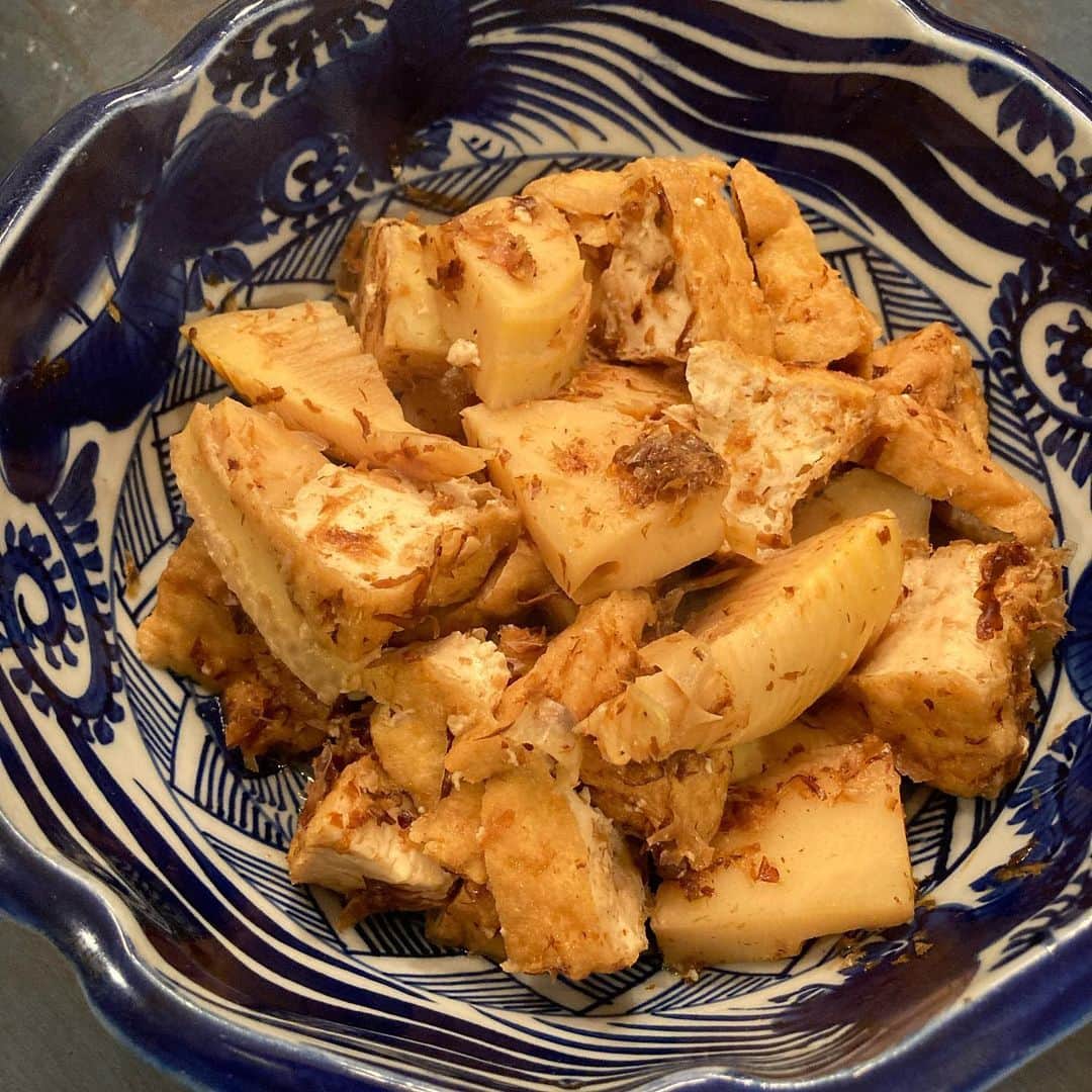 井上荒野のインスタグラム：「今季初たけのこ😆土佐煮は両国屋(ローカル)の厚揚げも入れた。ヒラマサ塩焼き、ウドとアスパラはマヨネーズと醤油麹で。」