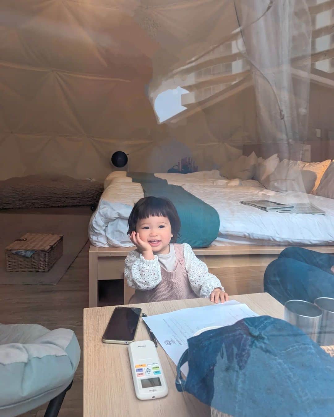芳美リンさんのインスタグラム写真 - (芳美リンInstagram)「🗾千葉/夷隅郡　Chiba/Isumi  THE BONDSさんにて🏕  @thebonds_onjuku  初の三世代グランピング！  ドームテントは冷暖房完備。 ベッドは寝心地抜群。 ファミリーで安心して楽しめますね。  BBQのメニューもかなり豪勢♡ いいお肉、クラムチャウダー、グラタン、などなど、豊富なラインナップ♪  旅コーデ ラナちゃんのワンピースと、私のバブーシュがさり気なくリンクしています♡ @ichigosfamily さん、可愛く編んでいただき、ありがとうございます！  pr #千葉旅行 #グランピング #グランピングリゾート #バーベキュー #thebondsonjuku #親子三世代#親子三世代旅行 #三世代旅行#千葉旅 #teampixel」4月9日 19時44分 - lynn.lynn5