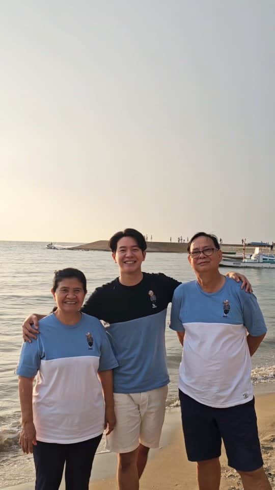 アイス・サランユーのインスタグラム：「Happy Family Trip in Pattaya 💙🤍🩵🤍💙 ทุกคนพูดเป็นเสียงเดียวกันว่า Happy ฝุดๆ  @ozonorthpattaya #pattaya  #ozonorthpattaya  #winaipanit #ครูสมยศ  #ครูกรรณ์ทิมา  #ไอซ์ศรัณยู  #เที่ยวทั่วไทยกับไอซ์ศรัณยู」