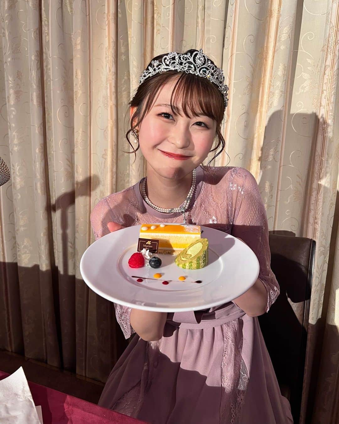 藤田愛理のインスタグラム：「・ クルーズデート🚢 スタコミュAWARDでいただいたティアラをつけたよっ😚  #横浜#マリーンルージュ#クルーズツアー#オシャレインスタグラマー #にこにこ」