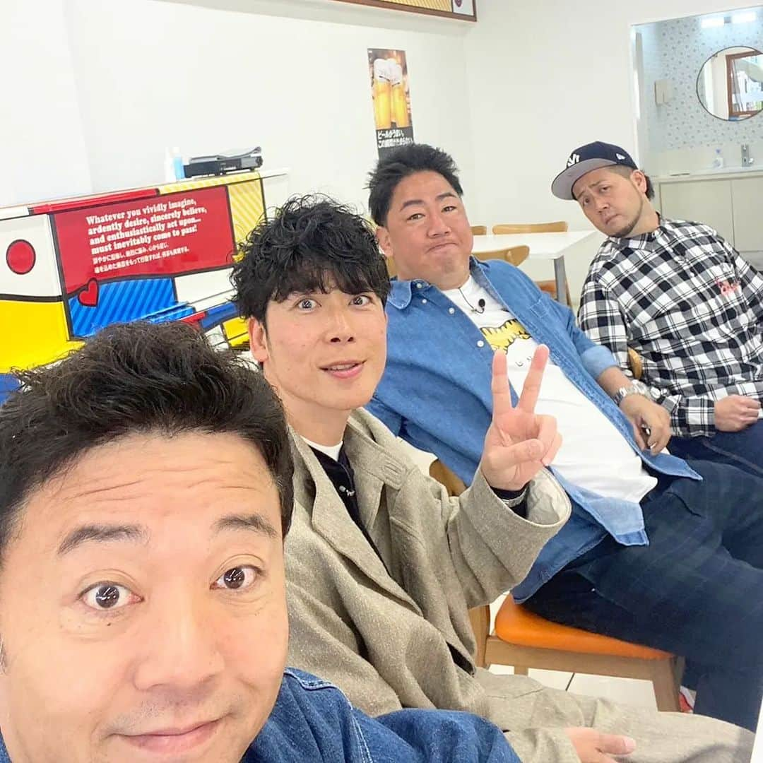 青木淳也さんのインスタグラム写真 - (青木淳也Instagram)「． 朝からおじさん４人で麺を喰らう🍜 新番組『たくなる』のロケで 朝からパンチある麺類をズルッと そしてペロッといただきました！ ありがた〜い♪ ✰ テレＱ『たくなる』 毎週土曜日18:55〜オンエア！ 初回4月22日(土)2時間スペシャル！ ご覧くださぁーい！ ✰ #ブルーリバー #たくなる #TVQ #テレＱ #ロケ #博多 #hakata #福岡 #fukuoka #写真 #picture #photo #バラエティ #情報 #グルメ #福岡グルメ #ふれあい #絶品 #ファッション #お笑い #お笑い芸人 #パラシュート部隊 #中上真亜子 #小雪 #感謝」4月9日 14時12分 - blueriveraoki