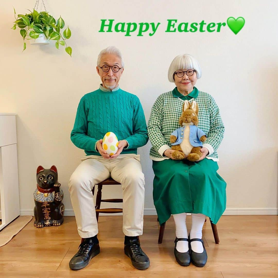 bon ponさんのインスタグラム写真 - (bon ponInstagram)「Happy Easter⛪️🐣🐰💚 主のご復活おめでとうございます❤️  昨夜まで降っていた雨があがって青空が広がり、街路樹には新緑が芽吹き、世の中が歓びに満たされているように感じました✨  しかし、世界では未だ争いが絶えません。武力による平和は有り得ません。大切ないのちを奪う戦争ではなく、対話による平和が実現されますように。 困難な状況にいる人々、弱い立場にある人々に、愛と希望と安らぎがありますように🙏❤️  今日からまた新たな気持ちで、新しい日々を感謝と共に生きていきたいと思います😊😊  イースターといえば卵🪺が定番ですが、イタリア🇮🇹では平和の象徴である鳩の形をしたコロンバ(Colomba)という焼菓子を食べる風習があるそうです。 世界の平和を祈りながらいただきたいと思います🕊 ＊ ＊ #復活祭 #イースター #happyeaster #夫婦 #60代 #ファッション #コーディネート #リンクコーデ #夫婦コーデ #グレイヘア #白髪 #共白髪 #couple #over60 #fashion #coordinate #instafashion #instagramjapan #greyhair #grayhair #bonpon #bonpon511」4月9日 14時18分 - bonpon511