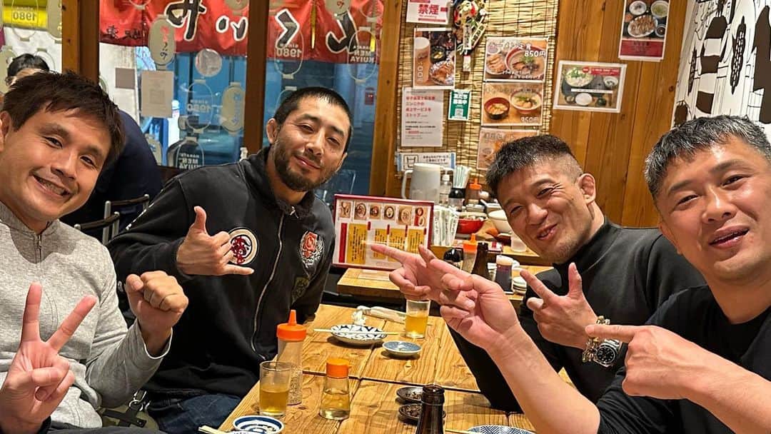 のインスタグラム：「週末久々の福岡。 昔、グラバカで講師をやってくれていた、弘中くん、荒牧くんと再会。弘中くんは修斗ウェルター級王者であり、元UFCファイター。当時よく練習したものです。荒牧くんはのちに香港で柔術を始めたと聞き、いきなり香港の道場に現れた自分にびっくりしたそうです笑　昔話で盛り上がり、夜中まで楽しい会に。そして福岡の魚はやっぱり美味い！ #福岡 #マスタージャパン #弘中邦佳」