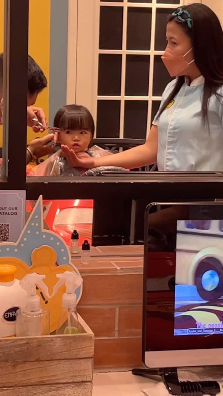 のインスタグラム：「すずちゃん初めてのサロン✂️💓 いつもママが切ってガタガタだったので、可愛くしてもらえてよかった〜🥰 受付から切り終わってお会計するまで5分ぐらいで終わった🤣👏 めちゃくちゃスピーディーで上手でした🥹✨  バングだけだと220ペソで、 キッズのカットは10歳まで450ペソ☺️ @cuts4tots   #1歳女の子#1歳4ヶ月#ママライフ#女の子ママ#子育て#育児記録#海外移住#フィリピン移住#フィリピン#マニラ#海外子育て#16months」