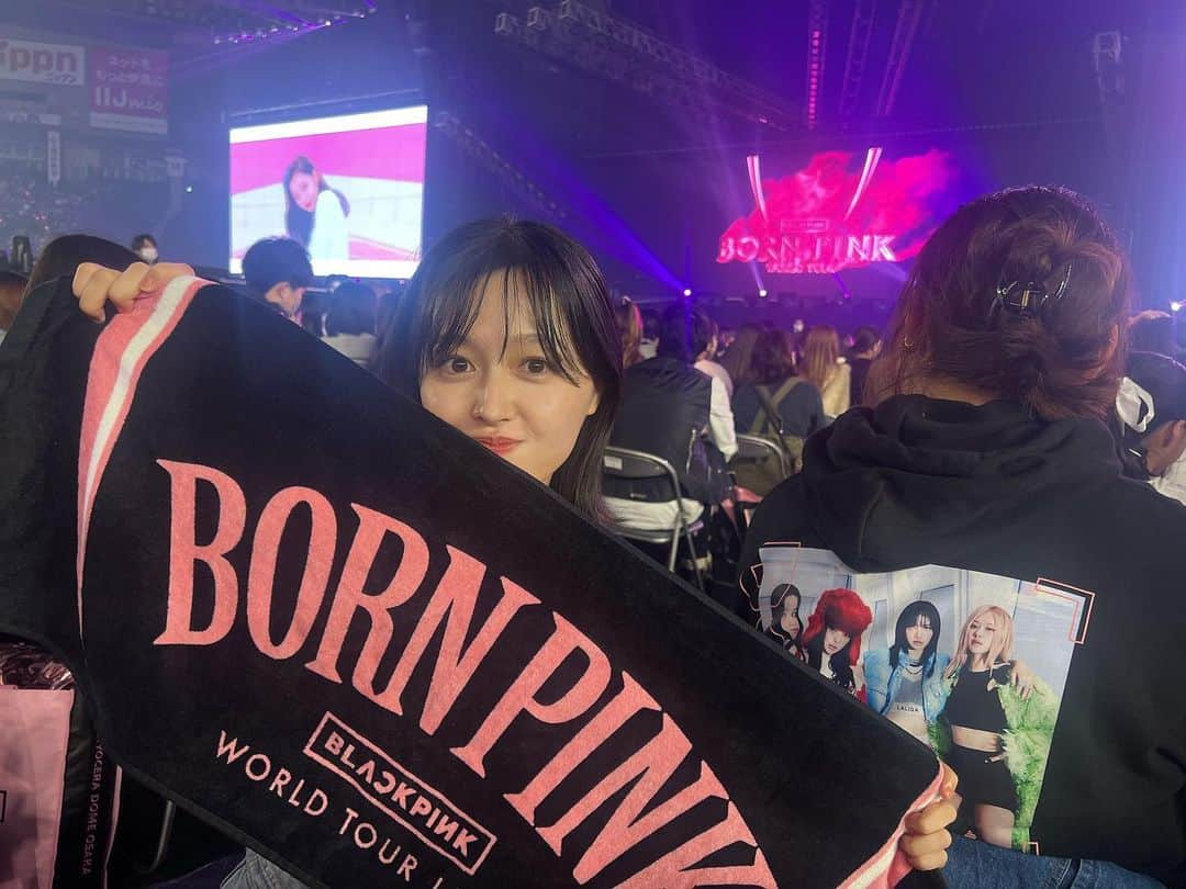 久住小春のインスタグラム：「@blackpinkofficial のLiveに昨日行ってきました🖤💗 ずっと行きたかったからめっちゃ最高すぎたーーーーーー‼︎ 席が神席でした🥺💗 今日もいきたい🐇 #blackpink」