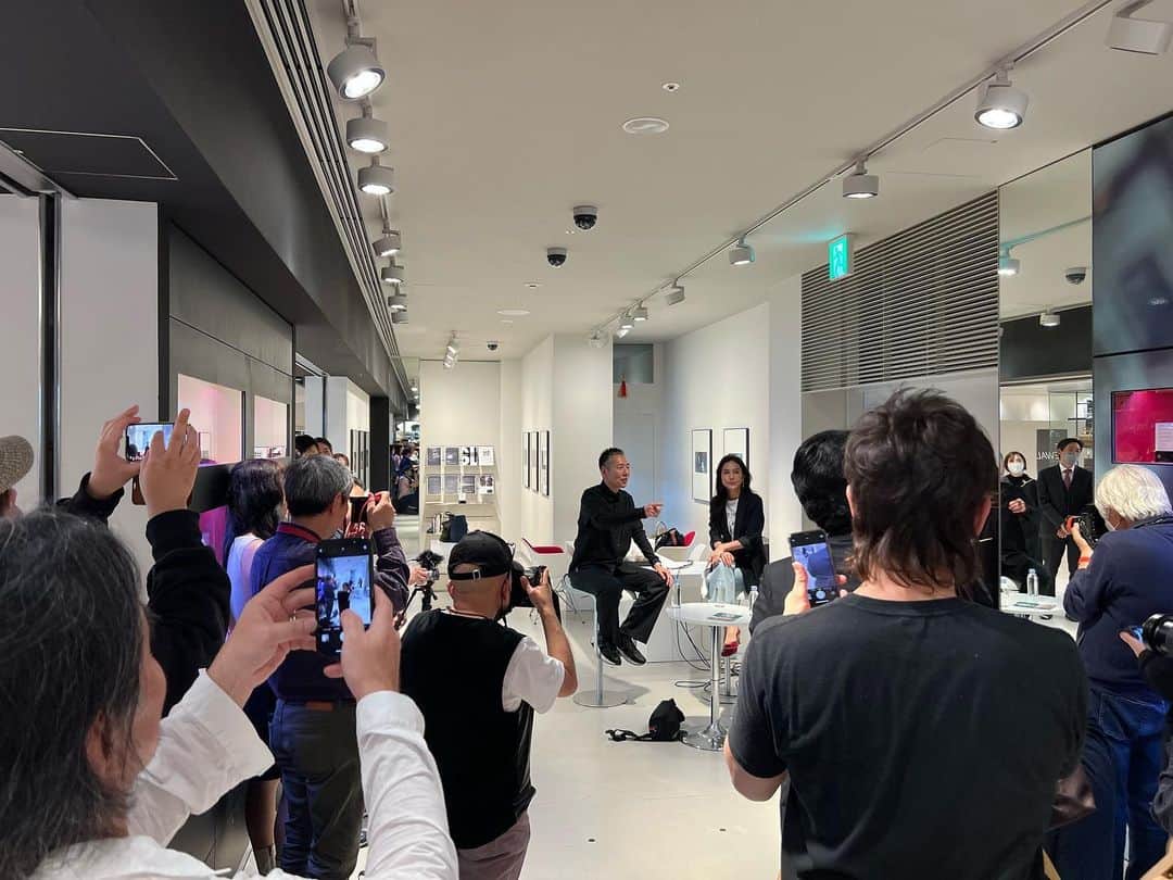 鈴木美香さんのインスタグラム写真 - (鈴木美香Instagram)「. 昨日はGINZA SIX 5F Leica Store で開催中の HIRO EDWARD SATO写真展で行われた、ヒロさん&杉本彩さんのトークショーに行ってきました。 　 1時間立ち見と聞いていたので、腰をイワシテしまっている私、大丈夫かしら⁉︎と不安だったのだけれど、 美しい彩さんのお話がとても素敵で、楽しい時間を過ごしました♡ 　 ド緊張しているヒロさんは面白かった（笑） 　 たくさんの知り合いが駆けつけていて、さすがー！と思ったなぁ。(久しぶりの方々にもお会いできた！) 　 最後の撮影OKタイム。 最前列にはライカのカメラが並んだ素敵な光景でした！ 　 美味しいぷりんのお土産付き♪   事務作業を抜け出して行ってきてよかったです。行動しないとね！！！ 　 #佐藤弘康  #杉本彩  #憧れのライカ #あべ養鶏場のえっぐぷりん  #写真展は13日まで」4月9日 14時36分 - mikasuzukimika