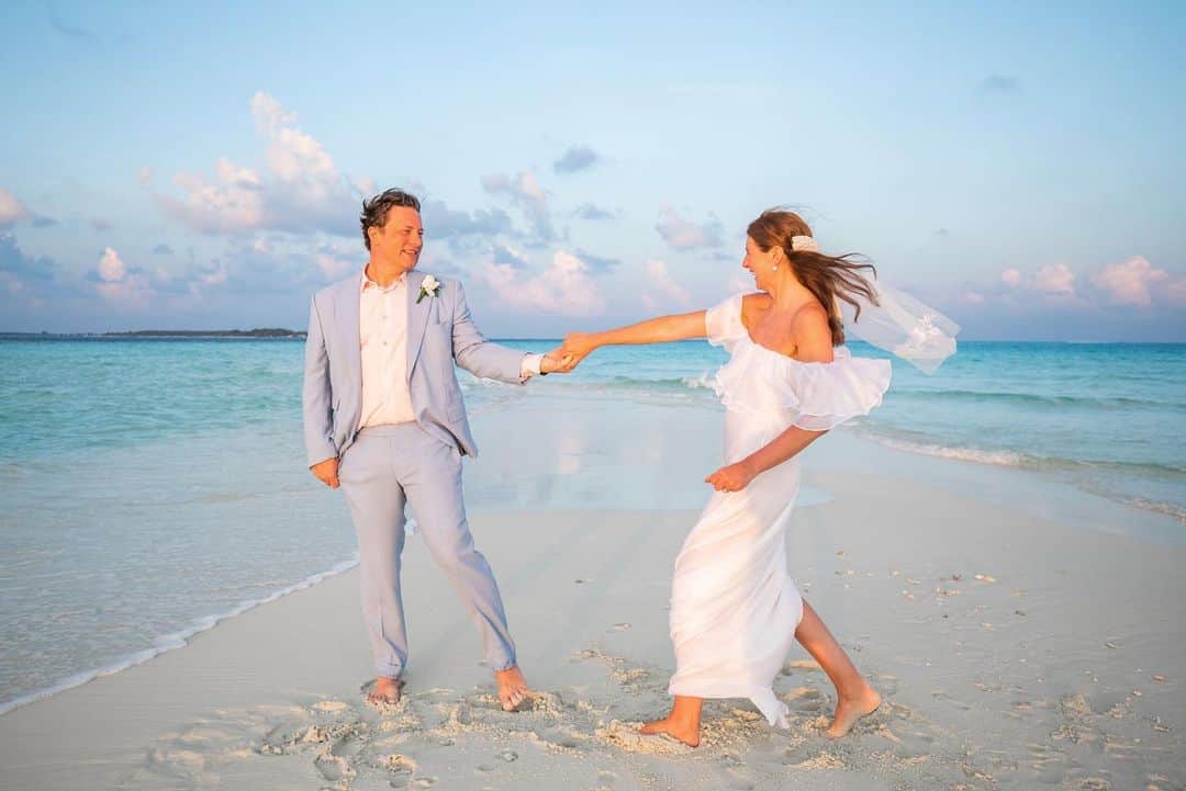 のインスタグラム：「Morning all, Me & @joolsoliver got married again ! Yep After 23 years together, we thought it would be a special moment to celebrate renewing our wedding vows before the kids all start leaving the nest. It was really  special, funny and romantic with the words in the ceremony making more sense having come this far together. It seems like a blink since the first wedding which we kept very privet apart from the paparazzi at the village church we thought it would be a happy and joyful moment to share with you all this Easter. We’ve always dreamed of going to the Maldives and it was just as you would have dreamed, simply amazing ! a massive thank you to all the team at @discoversoneva for blowing our minds and making this moment so special and memorable big love guys Jamie oxxxxxxxxx」