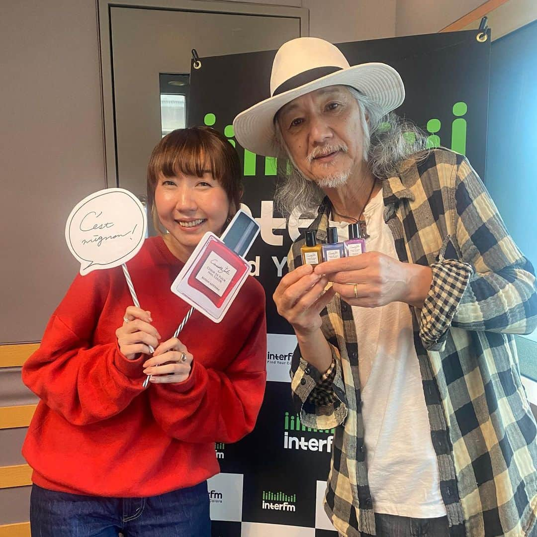 InterFM897のインスタグラム：「2nd Sun 13:35- Causette.Joli presents Radio Beauté on Lazy Sunday   4/9は、日本が誇るギターレジェンド Char（@char_official）さんをゲストにお迎えしました。  ギタリスト、ロックミュージシャンとしてのファッションへのこだわりや信念、またCausette.Joliがオフィシャルサポーターを務めるフジロックの魅力など、様々なお話を伺いました。  聞き逃した方は、ぜひradikoで聞いてださいね☆ Podcastでも配信中です！  「CausetteJoli presents Radio Beauté 」とは… "指先から花、咲う" 日本製ネイルブランドCausette.Joliとともに、いまを輝く人たちをゲストに迎え、自分流のライフスタイル＝「私らしい”美しさ”」を考えていくスペシャルコーナー。輝かしい毎日を過ごすためにゲストが日々意識・実践していることや、暮らしのヒントなどについてお話を伺っていきます。  プレゼント情報🎶  Charさんが選んだ2023年春の限定色【YAGURUMAGIKU ITSUJO】とレギュラーカラーの【KINMOKUSEI KAZENOSUGATA】、そして2023年梅雨の限定色【GAKUAJISAI BIBISHI23】、ベース、トップコートの5本セットを3名様へ🎁  詳細はinterfm HPをチェック！  #causettejoli #interfm #lazy897 #char #ギタリスト #ロック #LIVE #SmokyMedicine #ファッション #ライフスタイル #ネイル #プレゼント」