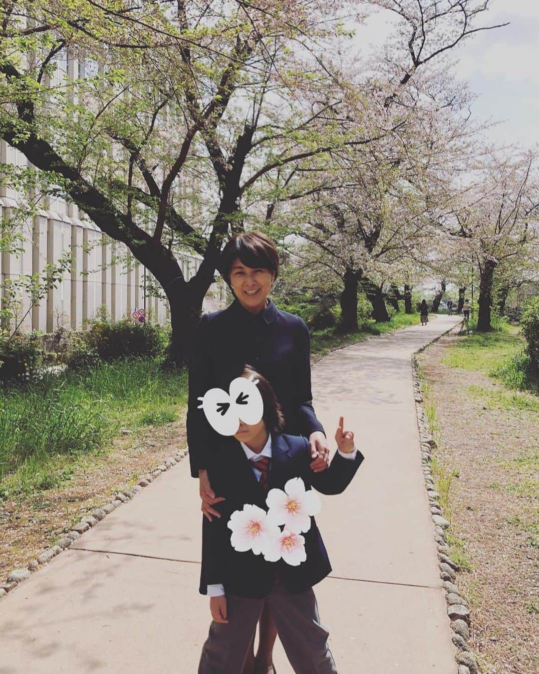 萩野志保子さんのインスタグラム写真 - (萩野志保子Instagram)「しずかちゃんみたいにして行きたいのー と登園前 言ってきかなかった4歳👧(1枚目) 入学式も髪をのばしていたね。 そんな彼も、 勤め人のように朝支度できる小学3年生に😌 #timeflies 🕰💨  入学式と一緒の土曜の始業式。  「あー学校たのしーーっ オレ新しい担任の先生好きだわー」 と帰宅後満足気に高らかと。  それはなによりなにより☺︎ この先色んなことがあっても この学校の日々は宝物だね。 Google先生が2年前の写真をたくさん届けてくれるので 入学式🌸時分のアルバムを眺めて しみじみしています(2,3枚目) ☺️ #ご入学の #お子様  #ご家族みなさま #おめでとうございます   #新学期 #新小3  #お弁当 が #始まる #🥶 #ワーキングママ の #4月 #みなさま #お疲れ様です   #高齢ママ #💆🏻‍♀️ #テレビ朝日 #アナウンサー #萩野志保子」4月9日 14時51分 - shihoko_hagino