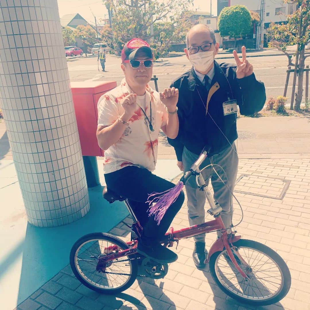 松本隆博のインスタグラム：「。⁡ ⁡道後公園 散歩の帰りにフジに⁡ ⁡寄り、飲料水を買ったら、⁡ ⁡勤務中の垣鍔さんに会った✨⁡ ⁡……そしてそれから、、、 ⁡怪しいレトロ親父に会いました⁡。⁡ ⁡ ⁡バック・トゥ・ザ・フューチャー2⁡ ⁡に出てくる1955年時代のドクみたいな⁡ ⁡奴…(笑)⁡職質されたらええのに」