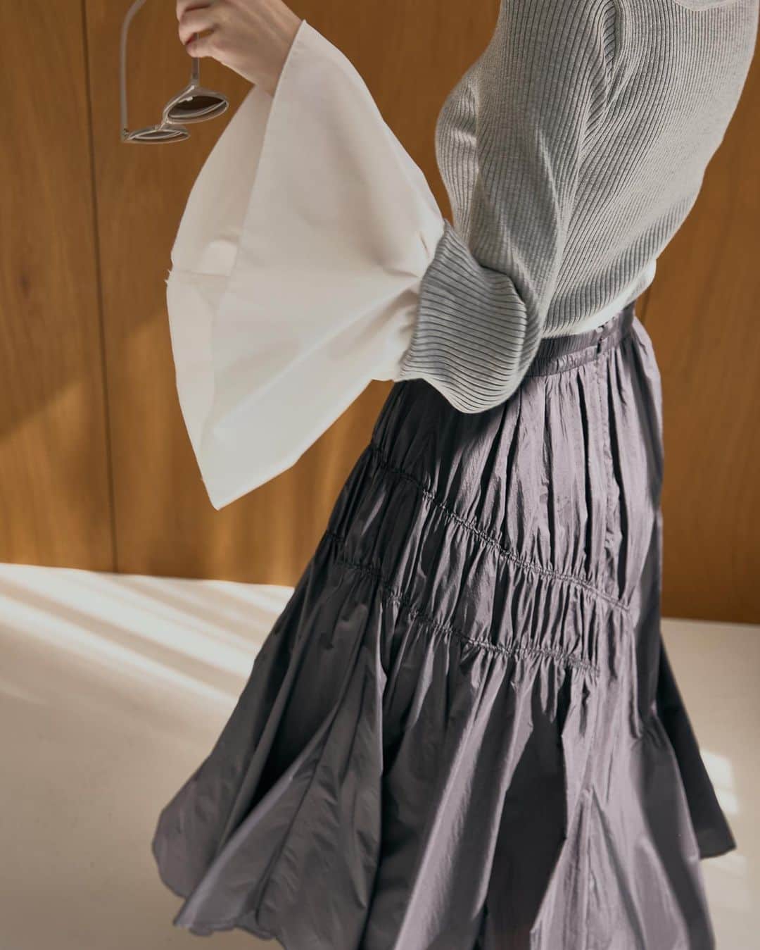 COCO DEALさんのインスタグラム写真 - (COCO DEALInstagram)「袖口にシャツ素材をドッキングしたベルスリーブニットに、 ナイロンのフレアスカートを合わせたフェミニンスタイル。 手堅いモノトーン配色に落とし込むことで、ひかえめな甘さに着地。  #cocodeal #ココディール #春コーデ #スカートコーデ #ベーシックカラー」4月9日 15時03分 - cocodeal_official
