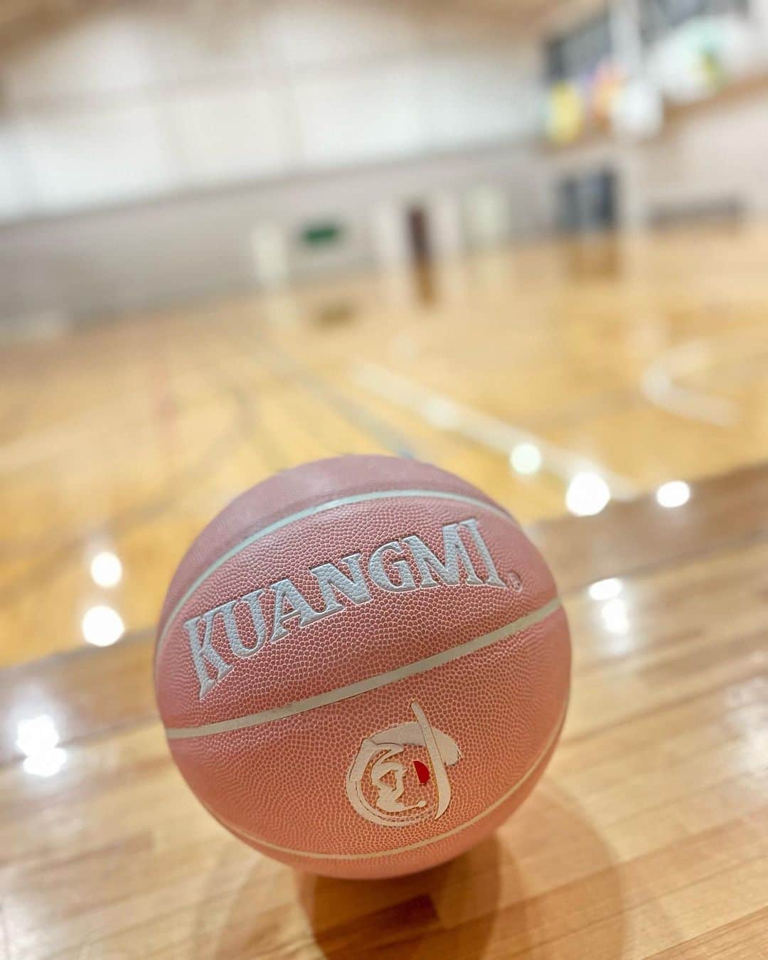 太田理恵のインスタグラム：「誰もいない体育館ってなんか良いよね🥰 お気に入りのピンクのボール💓 (めちゃくちゃ下手そう)」