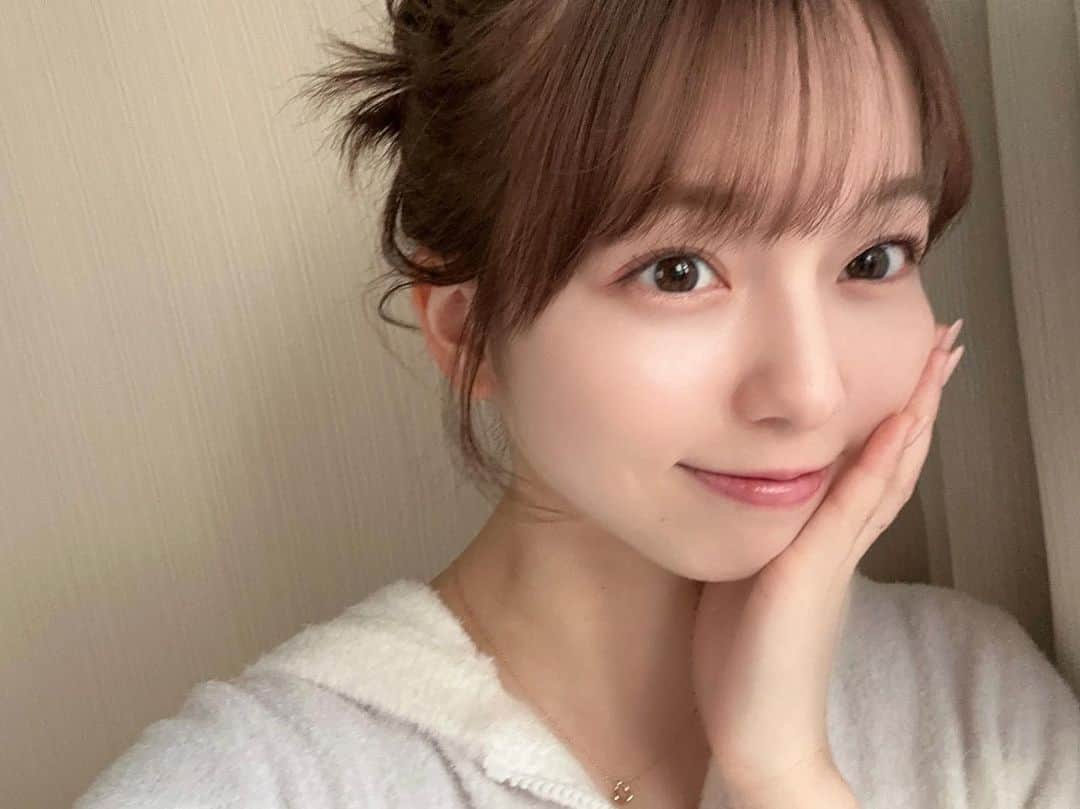 西田ひらりのインスタグラム：「@unelimit.wao でお肌のメンテナンスに行ってきました☺︎ 私が受けた施術は、Unstress 乳酸菌ピーリング🥣  乾燥肌×敏感肌×赤みが出やすい私のお肌には相性ピッタリで、終わった直後からお肌のもちもち感とトーンアップを実感しました🥺  担当してくださった、ななさん(@unelimitwao_nana ) 同じ静岡県出身で、とても気さくにお話ししてくださって楽しかったです🥰お肌ケアについても沢山教えていただきました✨  ありがとうございました♡」