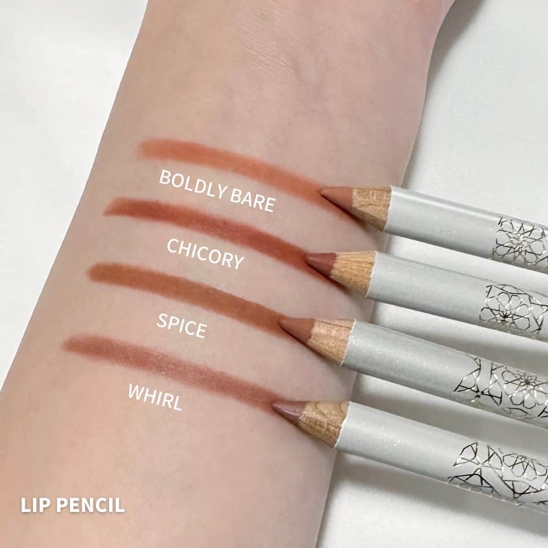 M∙A∙C Cosmetics Japanさんのインスタグラム写真 - (M∙A∙C Cosmetics JapanInstagram)「#春メイク を鮮やかに、魅惑的に彩る限定カラーコレクション【M･A･C パール エッセンス】🐚🫧 カラーアイテムのスウォッチをチェック🤍  ✨エクストラ ディメンション トリオ: パールエッセンス（限定1種） ✨アイシャドウ × 12: パールエッセンス（限定1種） ✨リップスティック（全4色、うち限定3色） ✨リップ ペンシル（全４色） ✨M·A·C カラー エクセス ジェル ペンシル（全3色）  Regram from @msy_mua_ #MACPEARLESCENCE #MACパールエッセンス #MACコスメ #限定コスメ #新作コスメ」4月9日 15時07分 - maccosmeticsjapan