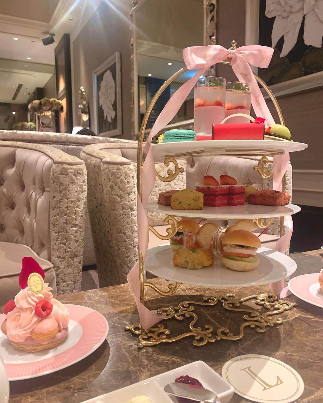 山根かずみさんのインスタグラム写真 - (山根かずみInstagram)「🏳️‍⚧️🎀💗   #アフタヌーンティー  #afternoonteatearoom  #ladurée  #ラデュレ  #インターコンチネンタル東京ベイ  #intercontinentalhotel  #ラグジュアリーホテル  #afternoonteatime  #pinkpinkpink  #princess」4月9日 15時20分 - hon_landid