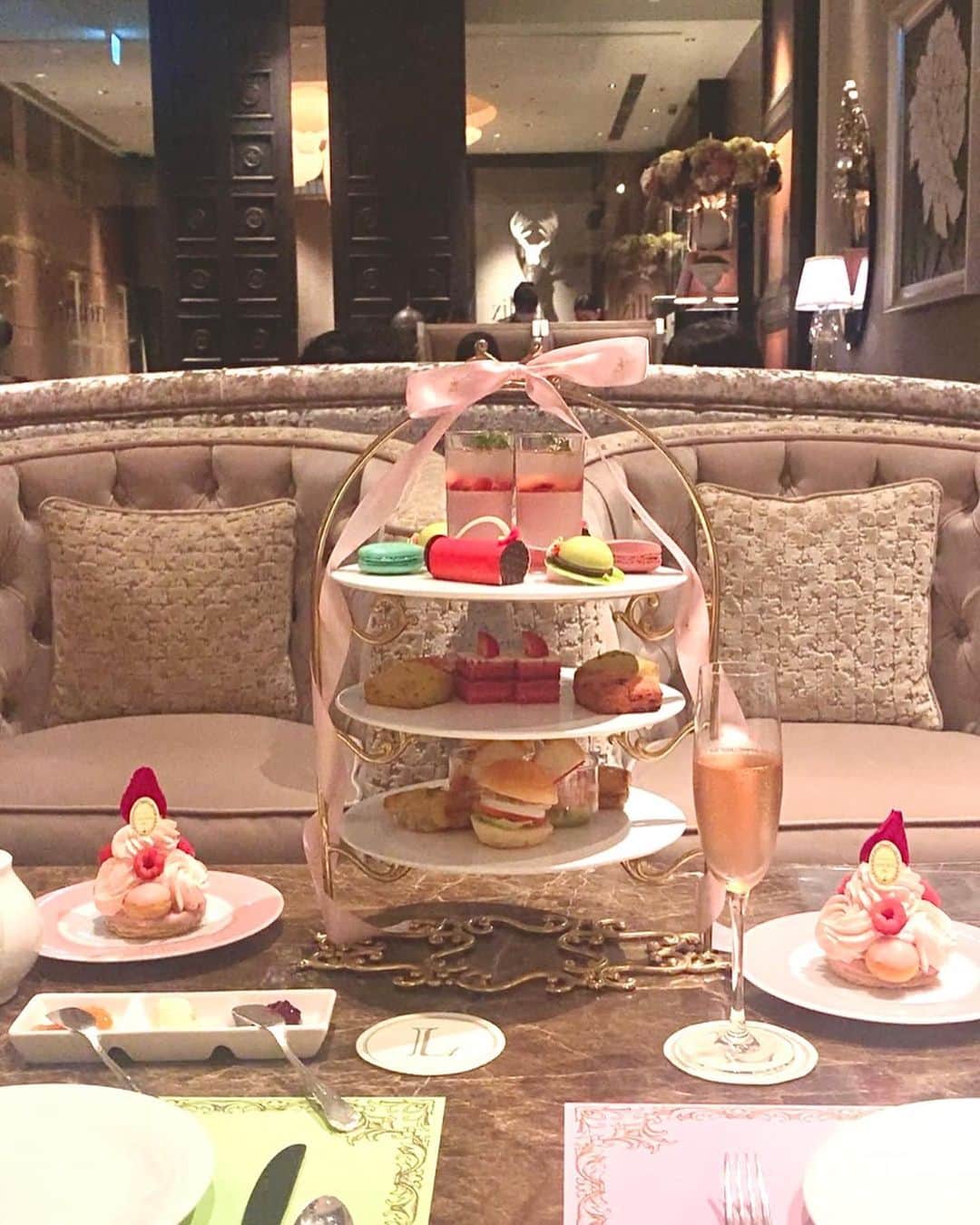 のインスタグラム：「🏳️‍⚧️🎀💗   #アフタヌーンティー  #afternoonteatearoom  #ladurée  #ラデュレ  #インターコンチネンタル東京ベイ  #intercontinentalhotel  #ラグジュアリーホテル  #afternoonteatime  #pinkpinkpink  #princess」