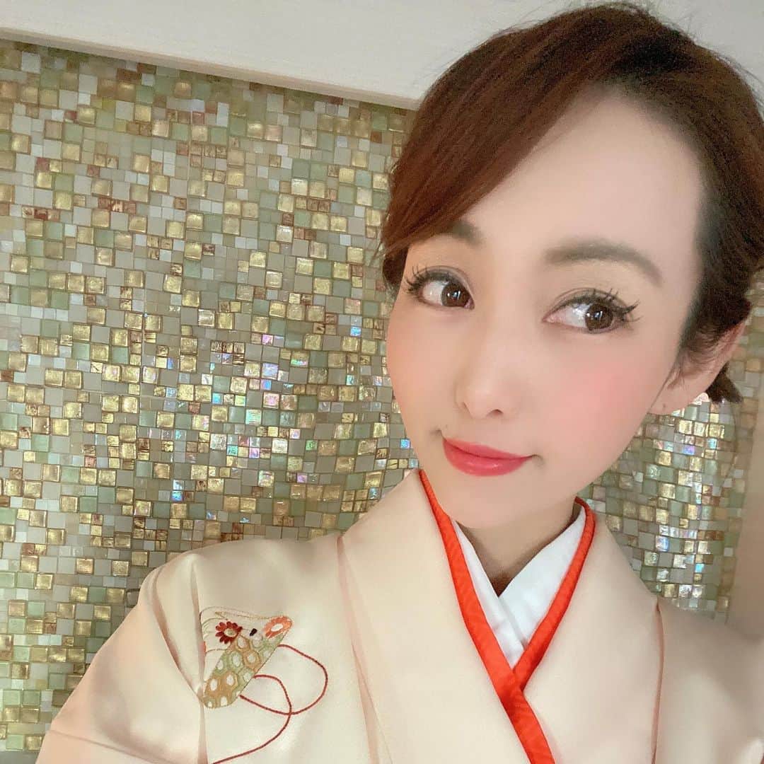澤野井香里さんのインスタグラム写真 - (澤野井香里Instagram)「お着物でお散歩🌸🌸🌸  ヘアメイクは自分でして、タイミング合えば母が着付けてくれるので最近はたまに着てるなぁ＾＾  歳を重ねるごとに着物が好きになってきた♡  #リトルリッカ梅田 のマツエク👁のお陰でまつ毛もパッチリに✨  卒園、入学のタイミングでリペアに行けてよかった🤭  #リトルリッカ  西宮→0798-41-7572 神戸・大阪 →080-4240-6157   @lycka_mm @little_lycka_umeda  @lycka_nishinomiya @lycka_eyelash_este   #ks_23✨ #ks_beauty✨ #リトルリッカ梅田　#睫毛エクステ #大阪マツエク #マツエクデザイン #beautyday #eyelush #京都 #着物 #着物ヘア #着物コーディネート」4月9日 15時15分 - kaori_sawanoi