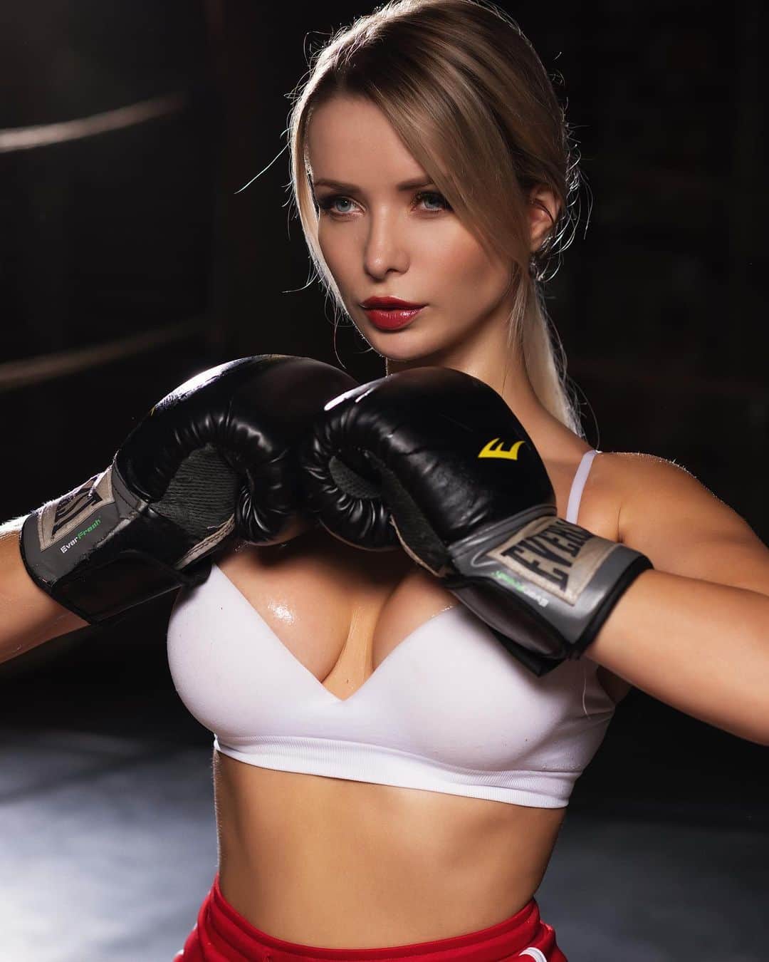 Ekaterina Enokaevaのインスタグラム：「Боец по жизни 🥊😸」