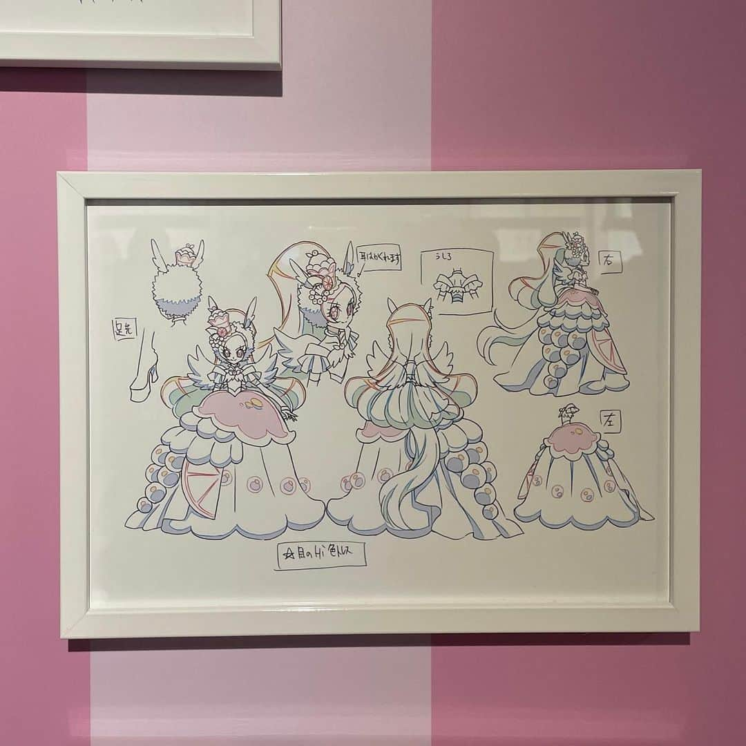 西山野園美さんのインスタグラム写真 - (西山野園美Instagram)「××  全プリキュア展に行った時の🫶  プリキュアの歴史に触れながら、改めて日本のアニメーションって凄いなと思いました🥲  プリキュアは小学生の時に初代見てて、少し大きくなって見なくなって、プリキュア5の頃(中学生)にNARUTOにハマってヲタクするようになって、プリキュア5のりんちゃんがナルトと同じ声優さんという理由で一度出戻りをして、プリキュア5は主人公がのぞみって名前で一気に親近感湧いてめっちゃ見てました。  その頃は心が少年だったのでプリキュアよりも忍者になるのが夢でした。  そこからまたプリキュア見なくなって、もう出戻ることなんてないと思ってたんだけど…  キラキラ⭐︎プリキュアアラモードの頃、追加戦士でキュアパルフェが出てきて、当時パルフェって名前のグループでアイドル活動してたから、エゴサする時にキュアパルフェしか出てこなくなり、何事ですか？となり、そのキュアパルフェとやらのツラを見てやろうじゃあねえかとなり、ニチアサリアタイを中学生ぶりにやってやりました。  チートレベルでかわいくて草で草  となって、そこで毎週日曜日、ライブ行く前にメイクしながらプリアラを見るのが日課になるんだけど、そこで初めてプリキュアが凄いアニメだって事に気付いてしまいました。  あの頃から「かわいいものを見ると涙が出る」感覚を覚えてしまい、プリキュアが変身するだけで泣けてしまってメイクができなくなってました。  ここで2度目の出戻りをしました。 25歳にしてようやくプリキュアになりたいと思うようになりました。  間違った表現で例えるなら、幼馴染の事興味無かったけど、一度中学生の時に告白をされて、告白の意味がわからず、は？って思って振って、10年後くらいにたまたま再開して、昔を懐かしみながら時間を過ごしていたら、あれ？私、こいつの事好きかも？となったのが終わりの始まり。その思いを抱いてから毎日毎日その人のことが頭から離れなくなり、私…！この人の事……スキｯ……！！！！！  ーーそして現在も振り向いてもらえてない関係だけどずっと好きです。それでもいいんです好きです。  という感じです(理解は求めない)  推しができる時って大体このパターンなんだよな(しらん)  × × ×  #全プリキュア展 #プリキュア #precure #池袋 #池袋サンシャインシティ #キラキラプリキュアアラモード #yesプリキュア5 #恋 #恋愛ポエム ？」4月9日 20時00分 - nozoccho