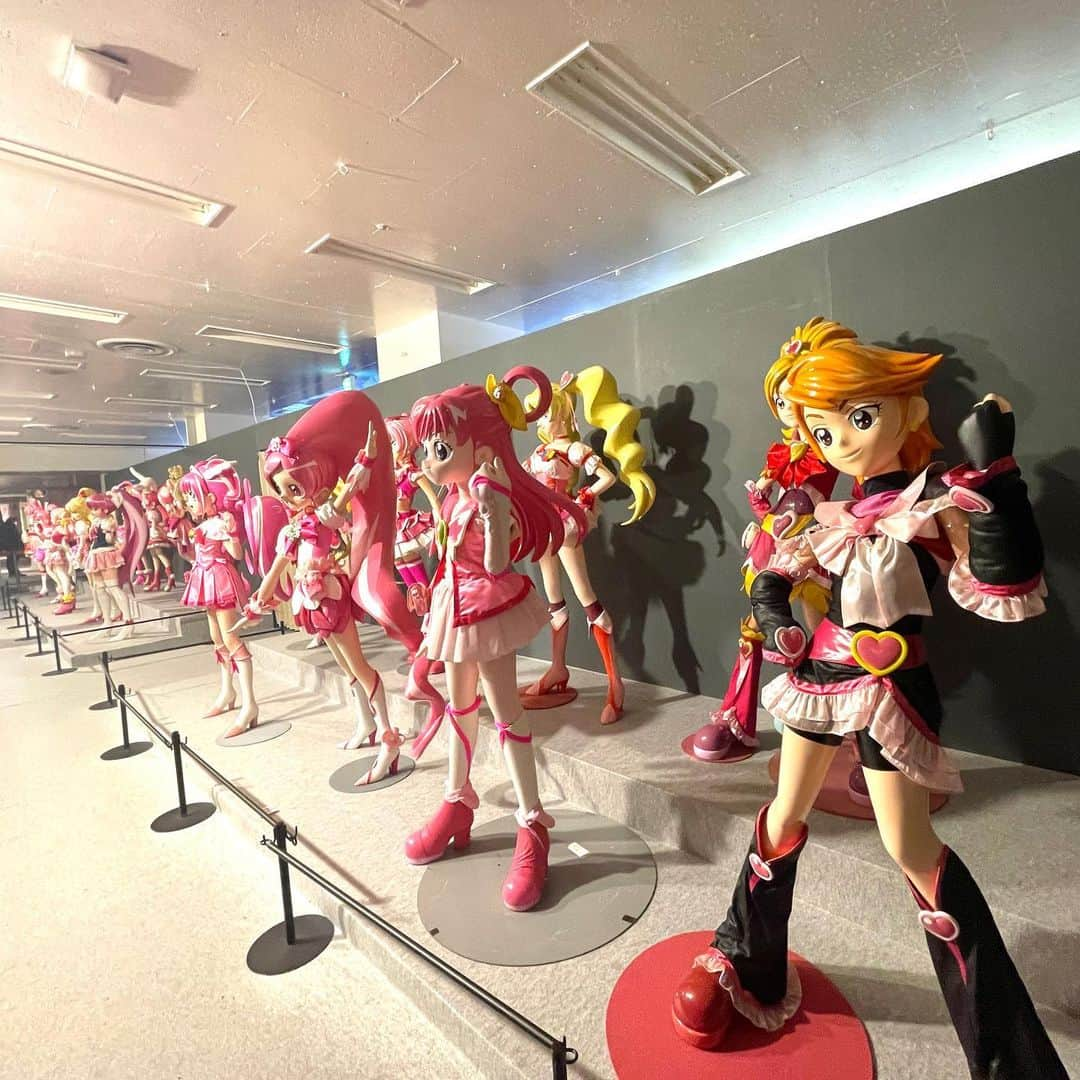 西山野園美さんのインスタグラム写真 - (西山野園美Instagram)「××  全プリキュア展に行った時の🫶  プリキュアの歴史に触れながら、改めて日本のアニメーションって凄いなと思いました🥲  プリキュアは小学生の時に初代見てて、少し大きくなって見なくなって、プリキュア5の頃(中学生)にNARUTOにハマってヲタクするようになって、プリキュア5のりんちゃんがナルトと同じ声優さんという理由で一度出戻りをして、プリキュア5は主人公がのぞみって名前で一気に親近感湧いてめっちゃ見てました。  その頃は心が少年だったのでプリキュアよりも忍者になるのが夢でした。  そこからまたプリキュア見なくなって、もう出戻ることなんてないと思ってたんだけど…  キラキラ⭐︎プリキュアアラモードの頃、追加戦士でキュアパルフェが出てきて、当時パルフェって名前のグループでアイドル活動してたから、エゴサする時にキュアパルフェしか出てこなくなり、何事ですか？となり、そのキュアパルフェとやらのツラを見てやろうじゃあねえかとなり、ニチアサリアタイを中学生ぶりにやってやりました。  チートレベルでかわいくて草で草  となって、そこで毎週日曜日、ライブ行く前にメイクしながらプリアラを見るのが日課になるんだけど、そこで初めてプリキュアが凄いアニメだって事に気付いてしまいました。  あの頃から「かわいいものを見ると涙が出る」感覚を覚えてしまい、プリキュアが変身するだけで泣けてしまってメイクができなくなってました。  ここで2度目の出戻りをしました。 25歳にしてようやくプリキュアになりたいと思うようになりました。  間違った表現で例えるなら、幼馴染の事興味無かったけど、一度中学生の時に告白をされて、告白の意味がわからず、は？って思って振って、10年後くらいにたまたま再開して、昔を懐かしみながら時間を過ごしていたら、あれ？私、こいつの事好きかも？となったのが終わりの始まり。その思いを抱いてから毎日毎日その人のことが頭から離れなくなり、私…！この人の事……スキｯ……！！！！！  ーーそして現在も振り向いてもらえてない関係だけどずっと好きです。それでもいいんです好きです。  という感じです(理解は求めない)  推しができる時って大体このパターンなんだよな(しらん)  × × ×  #全プリキュア展 #プリキュア #precure #池袋 #池袋サンシャインシティ #キラキラプリキュアアラモード #yesプリキュア5 #恋 #恋愛ポエム ？」4月9日 20時00分 - nozoccho