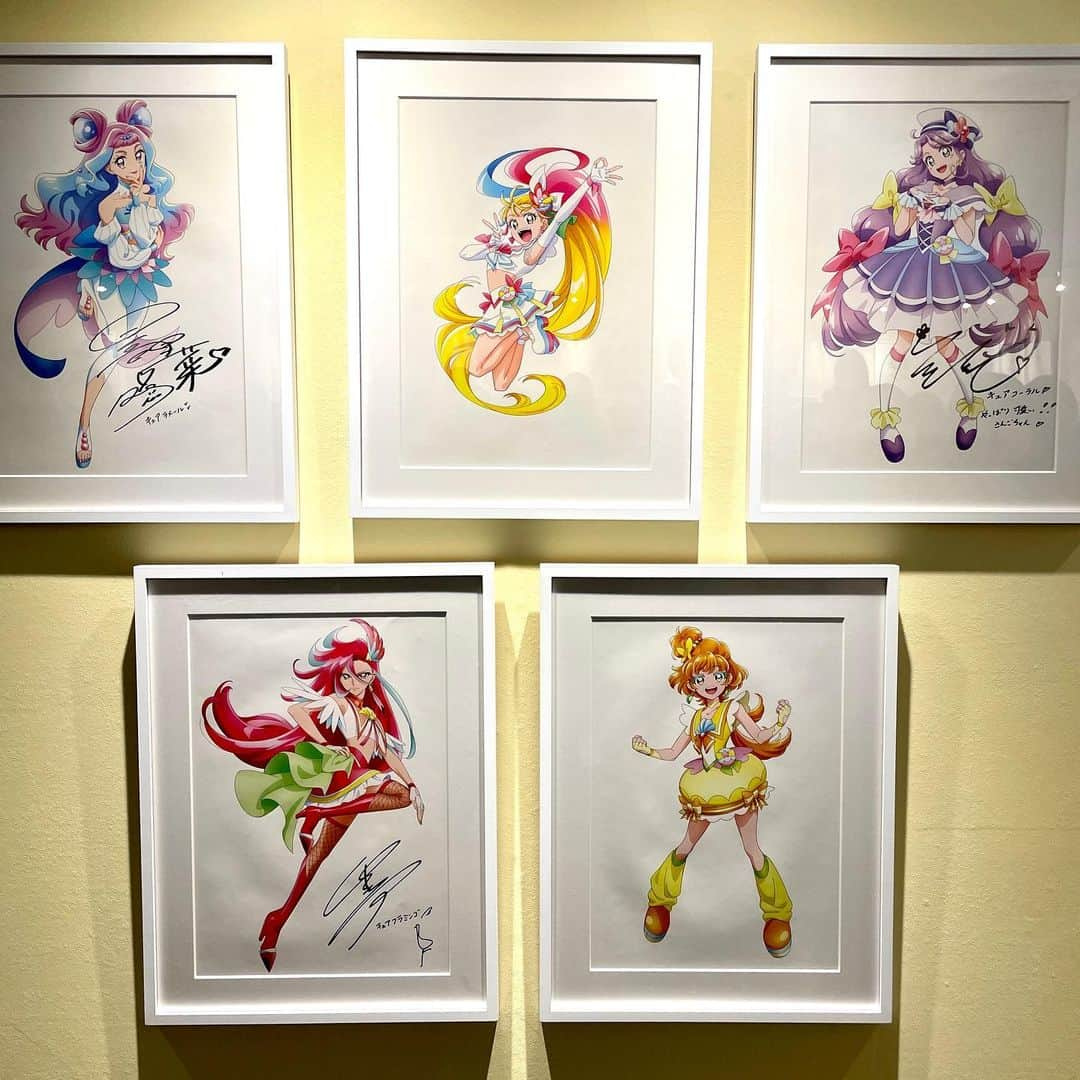 西山野園美さんのインスタグラム写真 - (西山野園美Instagram)「××  全プリキュア展に行った時の🫶  プリキュアの歴史に触れながら、改めて日本のアニメーションって凄いなと思いました🥲  プリキュアは小学生の時に初代見てて、少し大きくなって見なくなって、プリキュア5の頃(中学生)にNARUTOにハマってヲタクするようになって、プリキュア5のりんちゃんがナルトと同じ声優さんという理由で一度出戻りをして、プリキュア5は主人公がのぞみって名前で一気に親近感湧いてめっちゃ見てました。  その頃は心が少年だったのでプリキュアよりも忍者になるのが夢でした。  そこからまたプリキュア見なくなって、もう出戻ることなんてないと思ってたんだけど…  キラキラ⭐︎プリキュアアラモードの頃、追加戦士でキュアパルフェが出てきて、当時パルフェって名前のグループでアイドル活動してたから、エゴサする時にキュアパルフェしか出てこなくなり、何事ですか？となり、そのキュアパルフェとやらのツラを見てやろうじゃあねえかとなり、ニチアサリアタイを中学生ぶりにやってやりました。  チートレベルでかわいくて草で草  となって、そこで毎週日曜日、ライブ行く前にメイクしながらプリアラを見るのが日課になるんだけど、そこで初めてプリキュアが凄いアニメだって事に気付いてしまいました。  あの頃から「かわいいものを見ると涙が出る」感覚を覚えてしまい、プリキュアが変身するだけで泣けてしまってメイクができなくなってました。  ここで2度目の出戻りをしました。 25歳にしてようやくプリキュアになりたいと思うようになりました。  間違った表現で例えるなら、幼馴染の事興味無かったけど、一度中学生の時に告白をされて、告白の意味がわからず、は？って思って振って、10年後くらいにたまたま再開して、昔を懐かしみながら時間を過ごしていたら、あれ？私、こいつの事好きかも？となったのが終わりの始まり。その思いを抱いてから毎日毎日その人のことが頭から離れなくなり、私…！この人の事……スキｯ……！！！！！  ーーそして現在も振り向いてもらえてない関係だけどずっと好きです。それでもいいんです好きです。  という感じです(理解は求めない)  推しができる時って大体このパターンなんだよな(しらん)  × × ×  #全プリキュア展 #プリキュア #precure #池袋 #池袋サンシャインシティ #キラキラプリキュアアラモード #yesプリキュア5 #恋 #恋愛ポエム ？」4月9日 20時00分 - nozoccho