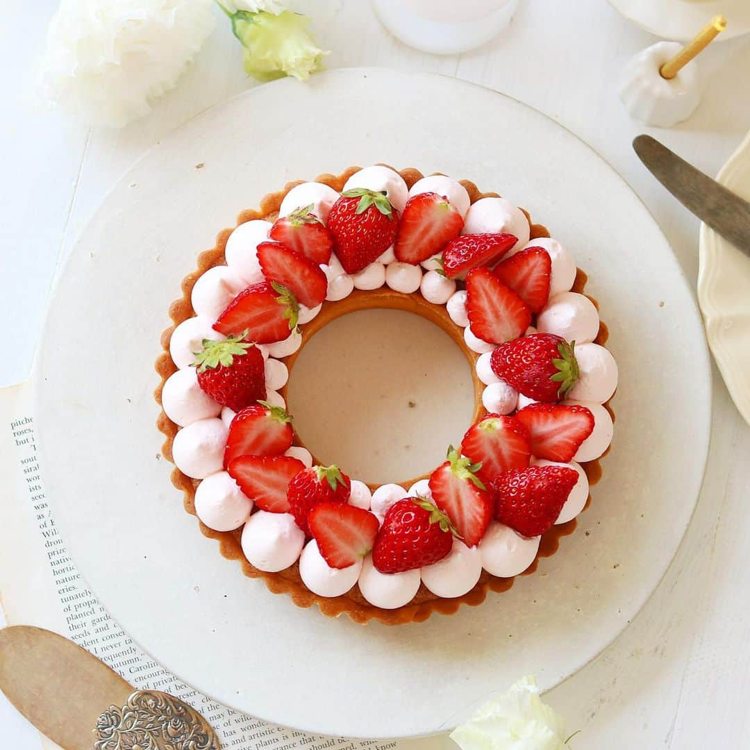 mikiさんのインスタグラム写真 - (mikiInstagram)「・ ・ bake.strawberry tarte🍓🍓🍓  自分の誕生日に自分で作るタルト。 娘はお菓子づくりどころか、新学期早々テスト追い込みで…とはいえ…元々興味はないですが☺️  生クリームは春っぽくピンクに。  明日から新学期。 ラスト1年お弁当作りがんばります✊🏻  良い1日をお過ごしください🌸  コメントおやすみします🔐  複数投稿にさせてもらいました🙏🏻 いいねくださった方ごめんなさい🙏🏻」4月9日 15時30分 - koron.n