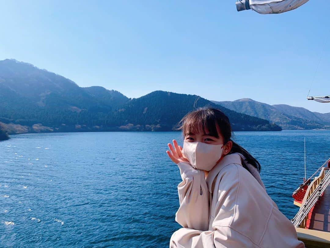 大島美優のインスタグラム：「・ この前芦ノ湖に行ってきました🛳  風が気持ちよかったです🍃 景色もとってもきれいでした！  皆さんはどんな春を過ごしていますか？  春休みの写真またアップします！  #大島美優」