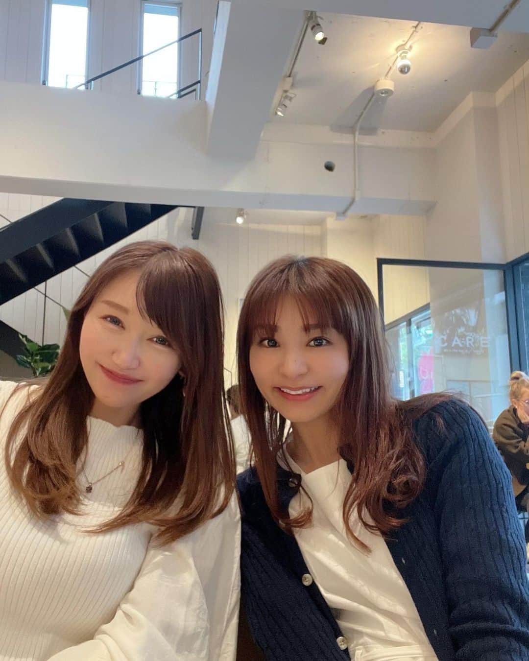 のインスタグラム：「久〜しぶりにタレント友達の雅代ちゃんとLunch & Tea🍴☕️  てか美しすぎるよね🥹💕 昔から私の中では、ディズニーに出てくるプリンセスのイメージ👸✨ 私の、どタイプのお顔😍  ほんとキラッキラで、美しくて、可愛くて、色っぽくもあって、そして、強くてしなやかで優しい❤️ 昔の私の大好きな雅代ちゃん、全てがそのまんまだった💕  懐かしいお話に浸った後は、明るい未来のお話🌟 優しくて頼もしいアドバイスももらって、今の私最強です😇  楽しかった〜❤️  #心斎橋ランチ #satuadaysnewyorkcity」
