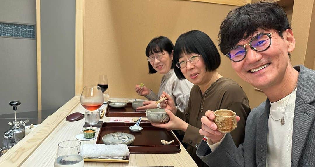 井桁弘恵さんのインスタグラム写真 - (井桁弘恵Instagram)「“阿佐ヶ谷姉妹といげちゃんと一緒” 前から約束していた食事会をしました。 （やっとできるようになってよかったですね） 妹の美穂さんが微笑みながら提案します。 「せっかくだから、東京カレンダー風に撮りましょうよ」 「えっ、美穂さん東京カレンダー読むんだ⁉︎」 「ええ、ええ、じゃ、いげちゃん、三人を撮ってくれる？」 それが2枚目の写真。 「あら、美穂さん、これじゃ同窓会だわ」 「え〜、お姉さん、そうかしら？」 「そうよ、すいませんお店の方、南原さんといげちゃんの二人で撮って下さいますか？こ〜ら、美穂さん入んないで」 3枚目の写真 「すいません、もう一度お願いします。あら、いいじゃない、東京カレンダーだわ。ね、美穂さん」 ４枚目、５枚目 「そうかしら、、」 「そうよ！東京よ、カレンダーよ！」 賑やかで楽しい夜は更けていきました。 お三人さん、同席の方、お店の皆さん 楽しい時間をありがとうございました。 またお食事会しましょうねー！  #阿佐ヶ谷姉妹 #おぎ乃」4月9日 15時27分 - igetahiroe23