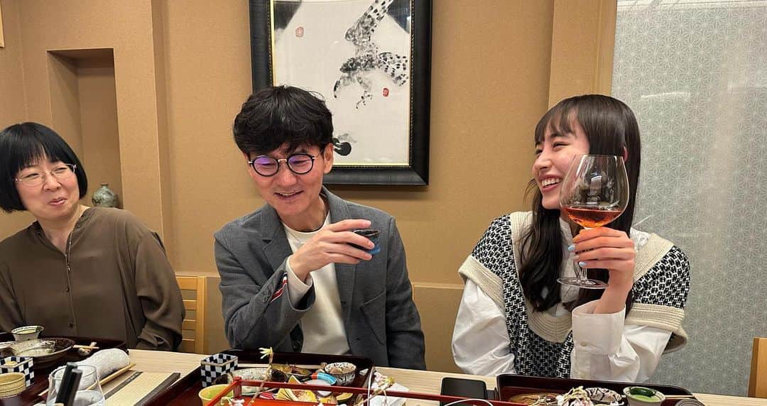 井桁弘恵さんのインスタグラム写真 - (井桁弘恵Instagram)「“阿佐ヶ谷姉妹といげちゃんと一緒” 前から約束していた食事会をしました。 （やっとできるようになってよかったですね） 妹の美穂さんが微笑みながら提案します。 「せっかくだから、東京カレンダー風に撮りましょうよ」 「えっ、美穂さん東京カレンダー読むんだ⁉︎」 「ええ、ええ、じゃ、いげちゃん、三人を撮ってくれる？」 それが2枚目の写真。 「あら、美穂さん、これじゃ同窓会だわ」 「え〜、お姉さん、そうかしら？」 「そうよ、すいませんお店の方、南原さんといげちゃんの二人で撮って下さいますか？こ〜ら、美穂さん入んないで」 3枚目の写真 「すいません、もう一度お願いします。あら、いいじゃない、東京カレンダーだわ。ね、美穂さん」 ４枚目、５枚目 「そうかしら、、」 「そうよ！東京よ、カレンダーよ！」 賑やかで楽しい夜は更けていきました。 お三人さん、同席の方、お店の皆さん 楽しい時間をありがとうございました。 またお食事会しましょうねー！  #阿佐ヶ谷姉妹 #おぎ乃」4月9日 15時27分 - igetahiroe23