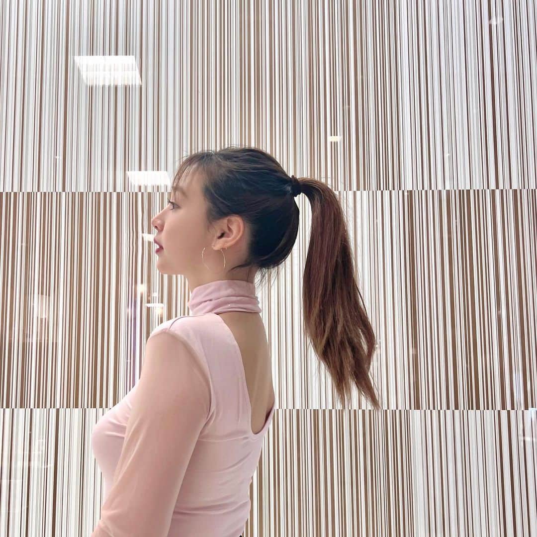 佐山彩香のインスタグラム：「デビューしたてのブランド @sorin__official 春らしくて背中開きがかわちい🌸  #SORINstyle #sorin」