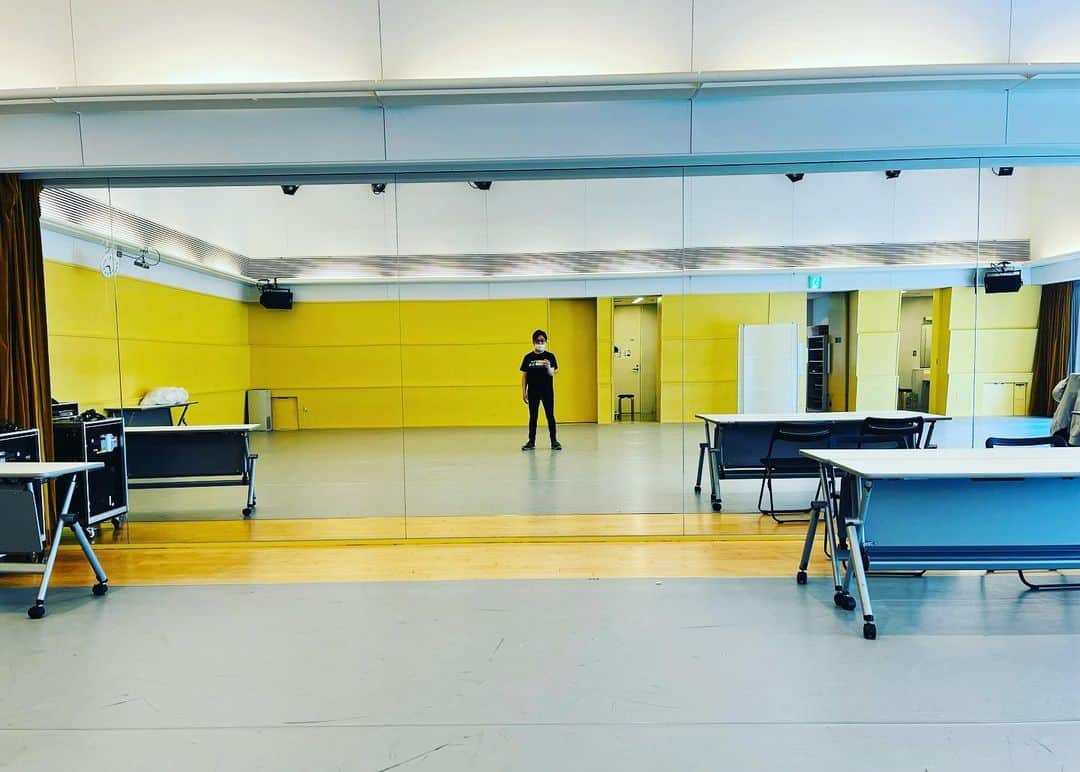 辻本耕志のインスタグラム：「稽古場は、がらんどう。 #シアターコントロニカ　#回廊」