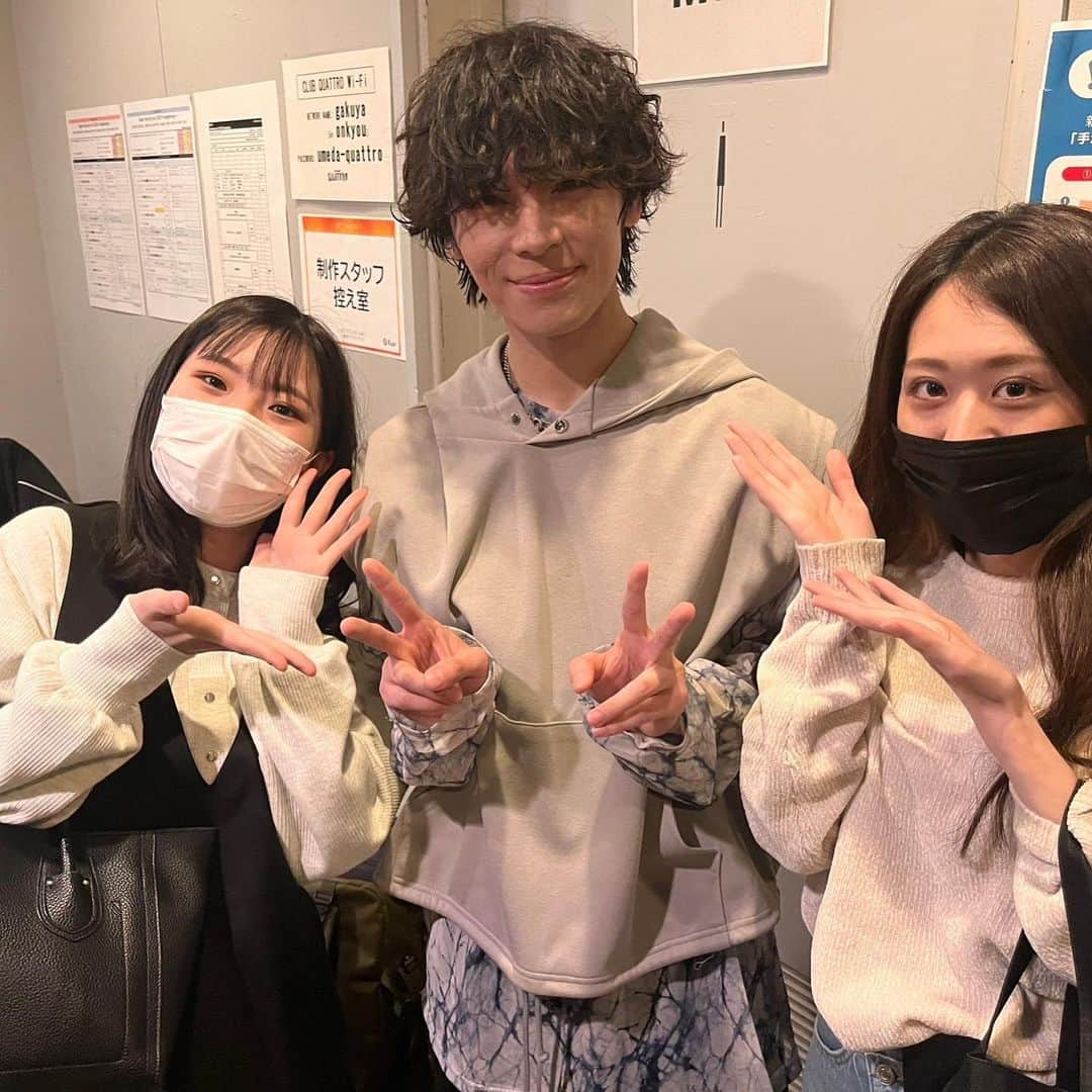 岡田祐佳さんのインスタグラム写真 - (岡田祐佳Instagram)「8iper  Spring tour 2023 〜beginning〜  東京Final 昼の部に結実と仲良し中まで行ってきました！  お世辞抜きですごく良かった❤️💙💚💜💛  楽しかったし デビューして4ヶ月？ (え？まだ4ヶ月？？)  完成度が高かった！(←何様？て、一応普段タレントスカウトなどに目を光らせておりますのでw自称事務所経営者w)  4ヶ月前と違い、それぞれの個性がハッキリしだしたからこの先ほんと楽しみ。  て、なんか、偉そうなこと言うてますが 母目線で言うと… YouTubeやTikTok、インスタをたまに見るんですが(性格的にまめではなくズボラなんで💦)  デビュー曲  ultraを聞くと毎度泣いちゃうんだよねw 昨日もね会場で聞いてうるうるしてた。 みんなが居たからふざけてたけど 我が家で1番は歌得意では無い…早い話が音痴だった隆之介の歌で泣く日が来るなんて。心動かされキュンキュンするなんて…  大阪LIVEに 姪っ子とおばあちゃんが見に行ったが、おばあちゃんは少し前まで入院してて、動けない状態だったけど 隆之介のLIVEが見たい！を生き甲斐に(大袈裟？w) 退院に向け頑張ってて 見た感想は 良かった。また見たい！！ 姪っ子達も、隆之介が歌ってる！ カッコイイ。 みんなカッコイイ！！  振り付け、コール覚えたからまた行く！！て。  嬉しい言葉と写真が来た。  ありがとう。  waiwaiの社長さんスタッフの皆さん。 ありがとう！ 8iperのみんな‼️  隆之介て優しさで出来ている男と言っていいほど、優しさしかない感じなんだが 最年長として、皆を引っ張ってる存在形だけど、鈍臭いとこをみんながフォローしてくれてワチャワチャ仲良く頑張ってる姿に 8iperLove♡です。  これを親バカと言われるなら 親バカでいいw  だって、隆之介も結実も大好きやもん♥️w  (親バカ？ぶりはSTORY5月号見てみてくださいw)  紫の田中くんのお母さんと妹さん赤色の 周杜くんのご家族の方も来てて こちらのファミリーもみんな仲良しになりつつあります❤️💙💚💜💛w  なんせか、皆がまたみたい！行きたい！！て、思わ せてくれるこの5人のライブ機会があればぜひ！(笑)  あ！ 5月にフリーライブを 渋谷でやるみたいです！ 写真最後に載せてあるのでチェックしてね！  LIVEの詳しいこと書きたいが岡田兄妹のYouTubeで見てください！   #8iper  #東名阪  #LIVE #final  #アイドル  #横浜 #1000club  #大阪 #梅田clubquattro  #QUATTRO  #名古屋  #名古屋bottom  #bottom  #お疲れ様 #感動 #waiwai  #9bic  #7min #9bicも7minも最高  #waiwai事務所が素敵なんだ！ #story  #岡田兄妹 #YouTube #Tiktok #岡田隆之介 #岡田結実」4月9日 15時39分 - yukachin719