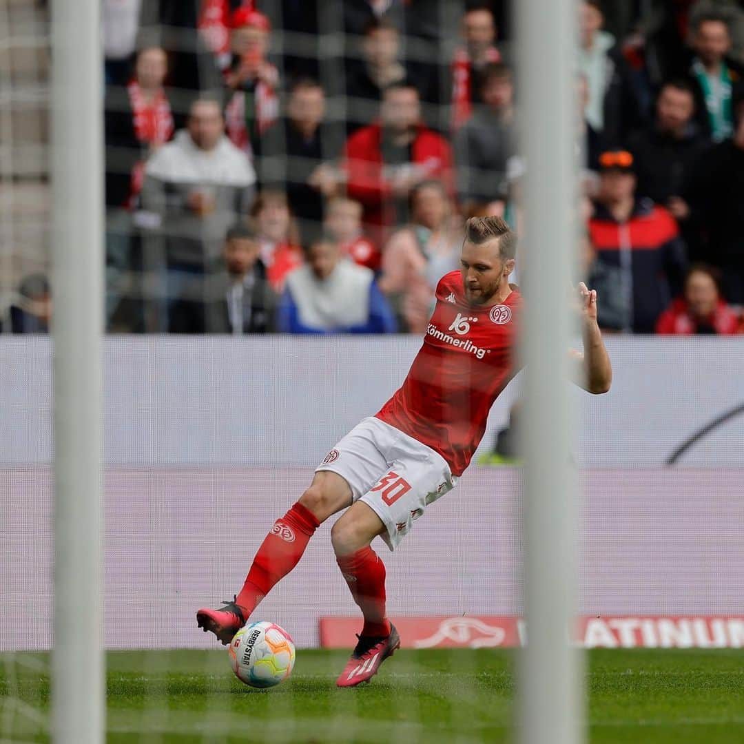 シルヴァン・ヴィドマーのインスタグラム：「A draw that feels like a bitter defeat… We have to analyze it and do better in the next games 💪 #draw #sile #mainz05」