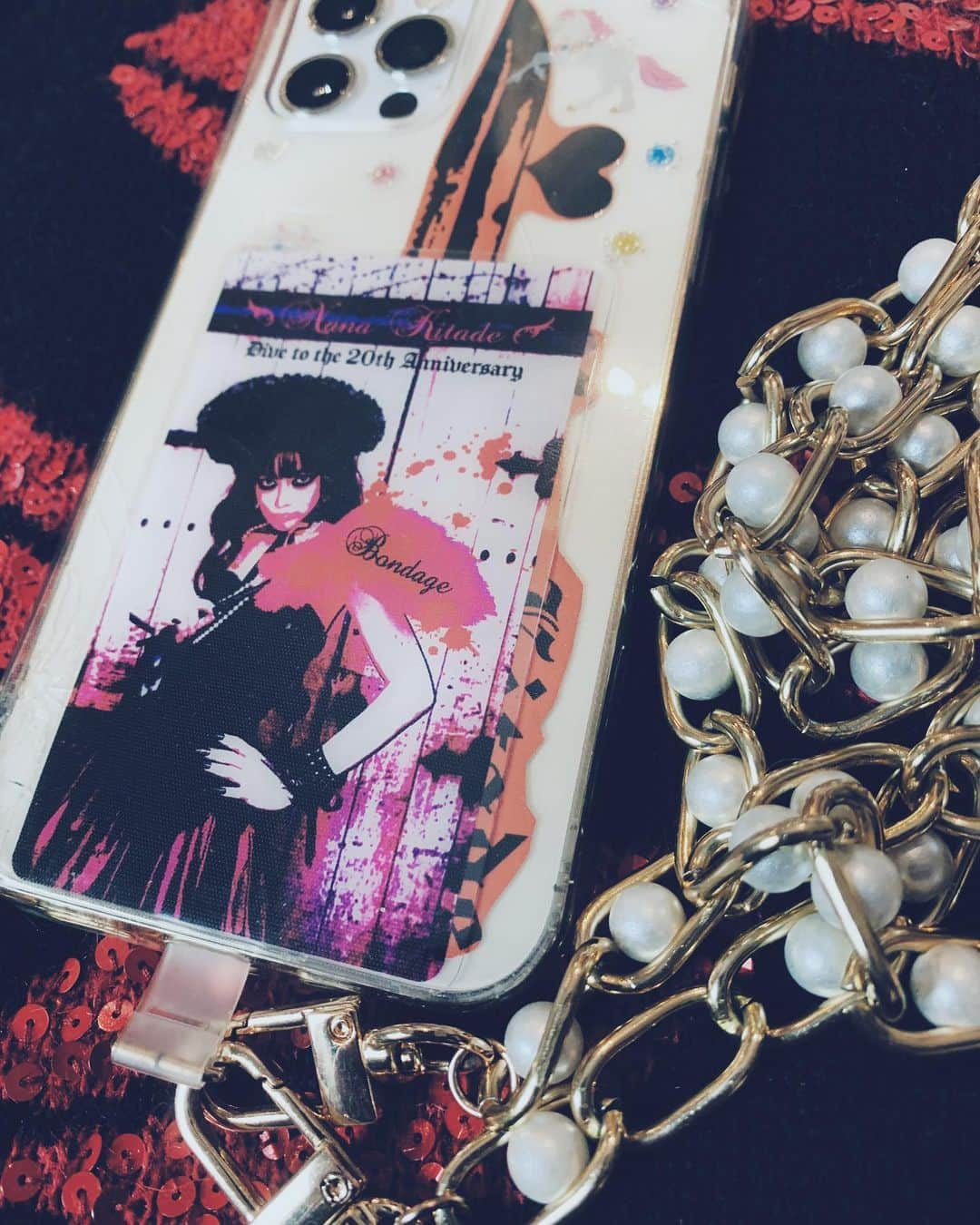 北出菜奈のインスタグラム：「_ _  ❤️‍🔥新作限定グッズ発売のお知らせ❤️‍🔥  ✨Bondage Phone Strap✨ - Limited edition special set -  北出菜奈デビュー20周年記念特別公演第三弾「Bondage」開催を記念した受注生産アイテムも5/3発売決定(3,500円)  Bondageにちなんで、拘束具風にフォンストラップを作ってみたよ⛓️クリアケースを使えば、それぞれのスマホを北出菜奈Bondage仕様にできます。手に持っているのはムチ⚰️ パールチェーンのストラップで拘束したい🧨  北出菜奈オフィシャルストアで4/1(土)〜4/9(日)予約受付🗡  4/1(土)13:00～ 北出菜奈オフィシャルストアにて受付開始 nanakitade.jp/store もしくはリンクのStoreから詳細、購入できます。  確実に入手されたい方は北出菜奈オフィシャルストアで4/1(土)〜4/9(日)の先行予約でお申込みください。  グッズは4/1(土)からの先行予約をおすすめします🌹  ⚠️限定アイテムは、先行予約での販売のみなので必ず予約してね🫶🏻  - Dive to the 20th Anniversary - 北出菜奈 アルバム全曲ライヴ 第三弾『𝐁𝐨𝐧𝐝𝐚𝐠𝐞』チケット情報🌹  🎙ライヴ 2023年5月3日(水祝) 渋谷Club Malcolm 🎫チケット4/1(土)13:00受付開始  4/1(土)13:00～ 北出菜奈オフィシャルストアにて受付開始 nanakitade.jp/store  リンクのShowsから詳細、購入できます。  📱配信ライヴ 2023年5月4日(木祝) ZAIKO 20:00〜 🎟チケット4/15(土)20:00販売開始  nanakitade.zaiko.io/item/354463 もしくはリンクのShowsから詳細、購入できます。  🌎FOR OVERSEAS FANS🌏  Nana Kitade official store accepts pre-order for Nana Kitade merch and ship worldwide. PayPal available.  Feel free to contact us👉  Please send a message to the link tree of the profile → official website → contact」