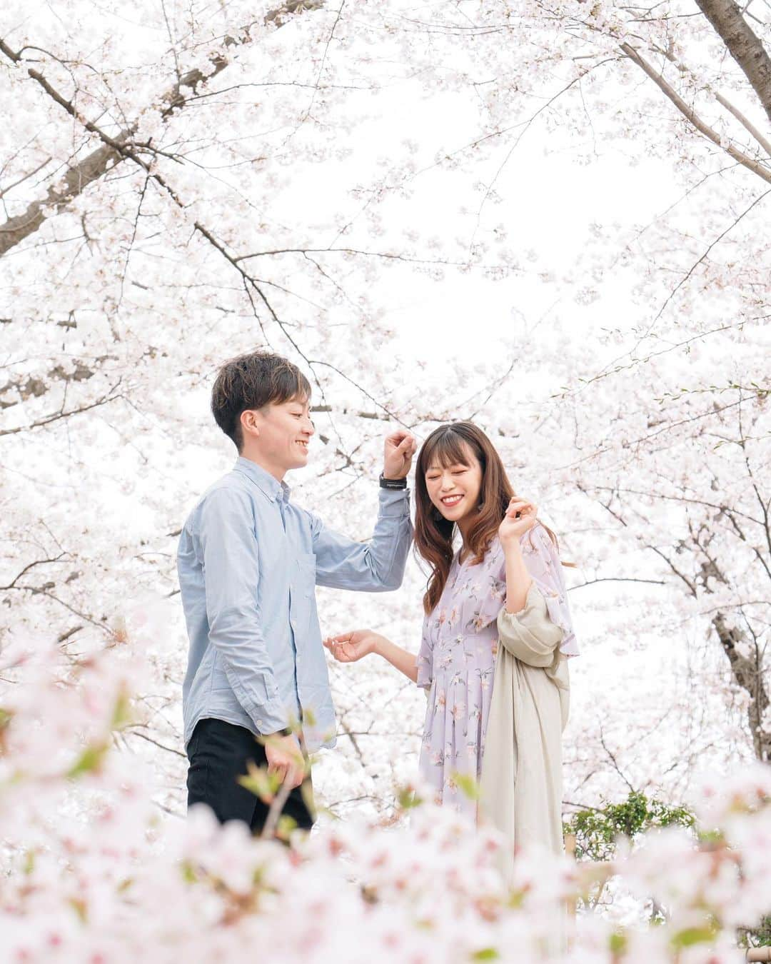 小林舞香のインスタグラム：「Yesterday, it snowed in Yamagata even though it's spring. The cherry blossoms that penetrate the cloudy white sky are also fantastic and have a nice atmosphere. . . Photo by @hikaru.studio9 . #japan_of_insta #lovers_nippon #art_of_japan_ #cherryblossom #team_jp_ #japantravelgallery #photo_shorttrip #photo_jpn #ptk_japan⠀ #sakura #山形 #霞城公園 #霞城公園の桜 #桜並木 #桜スポット #桜巡り #桜 #夫婦」