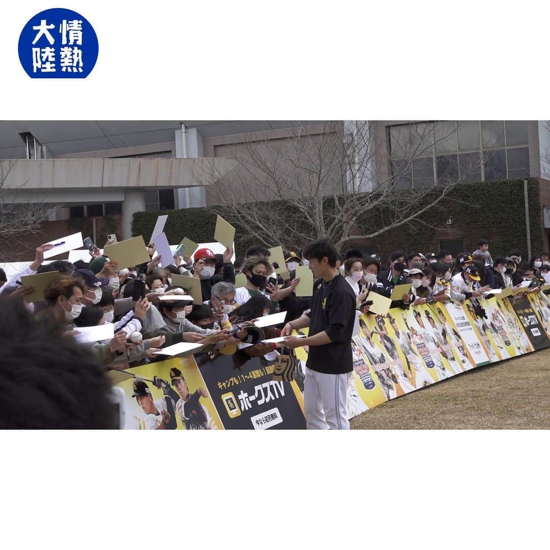 TBS「情熱大陸」さんのインスタグラム写真 - (TBS「情熱大陸」Instagram)「今夜11時放送‼️ #和田毅  #ソフトバンクホークス   情熱大陸は２１年前、当時早稲田大学野球部のエースだった和田に密着していた。  そこにいたのは笑顔が印象的で純朴な青年。  和田は江川卓が持っていた東京六大学の奪三振記録を更新し、一躍プロ注目の投手となった。高校まで平凡だった和田が、飛躍的な成長を遂げる礎となったのは、絶対的な練習量。「走り込み」だった。  プロ２１年目を迎えた今年１月、和田は恒例の自主トレを行っていた。 そこには、リーグや年齢、実績もバラバラの１０人の若手が、和田に教えを請おうと参加していた。いわば「和田塾」。そこでも和田は誰よりも走り込む。それは、若手が顔を引きつらせるほどの質と量だった。ある日は８０メートルのシャトルランを１０本、それを５分のインターバルを置いて３セット。また別の日は２００メートルのダッシュを２０本。長距離と短距離を組み合わせて強度と持久力を鍛える。ただ走るだけではなく、姿勢やフォームなど細かい部分を意識して続ける。昔もいまも、そうやってシーズンを戦う体をつくるのだ。  １年目に１４勝を挙げ新人王に輝いた。日本で最多勝を２度獲得、３１歳でメジャーに挑戦するなど日米通算１５５勝という成績は輝かしく映る。  しかし、 和田のプロ野球人生は苦難の連続だった。度重なる肘や肩のケガに見舞われるなど、決して順風満帆ではない。  だが和田は、立ち塞がる壁を必ず乗り越えて進化し続けてきた。  今年の宮崎キャンプ中盤、左足を痛めるアクシデントに見舞われた。一時戦線離脱を余儀なくされたが、それでもリハビリ期間中に新しい変化球に挑戦することを決めた。  　自分がどこまでできるのか。自分の可能性はどこまで広がるのか。４２歳、成長のためにギリギリを攻め続ける。   [プロフィール] 　1981年２月２１日生まれ。島根県で育つ。 小学１年生から野球を始める。 島根県立浜田高校から早稲田大学に進学。 2002年自由獲得枠で福岡ダイエーホークスに入団。 2012年にメジャーリーグ挑戦。 第１回WBC、アテネ・北京五輪に出場。 新人王・最多勝に２度輝くなどプロ２０年で日米通算１５５勝。 “松坂世代”で唯一の現役選手。」4月9日 15時50分 - jounetsu_tairiku